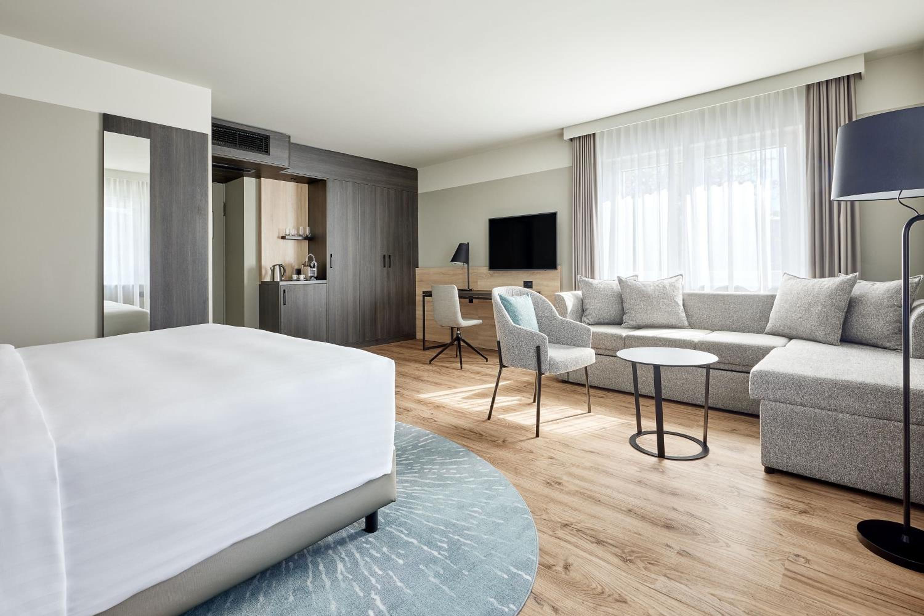 Junior King Suite - Club Lounge Access - Photo 1