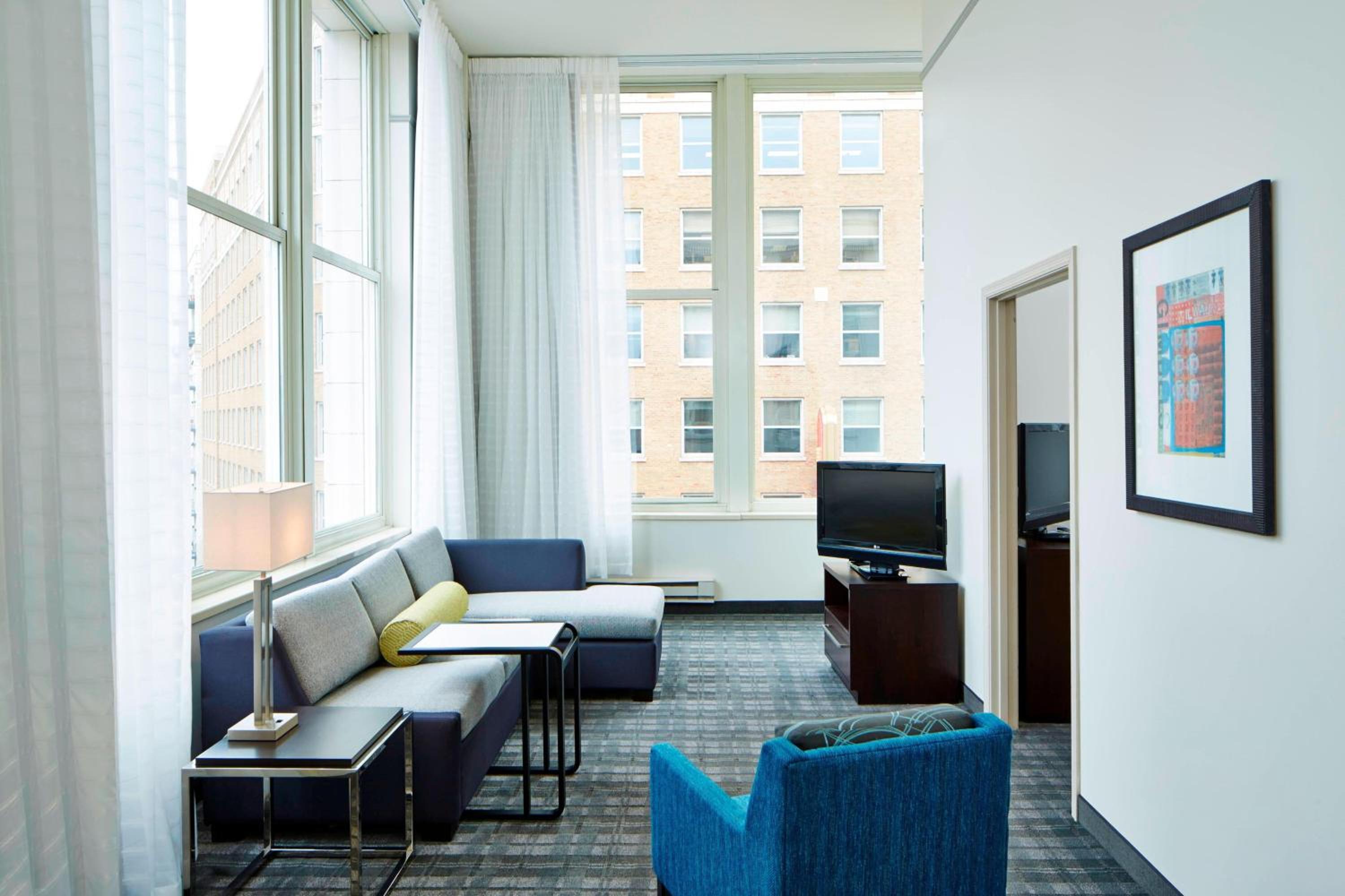 Two-Bedroom Suite - Photo 2