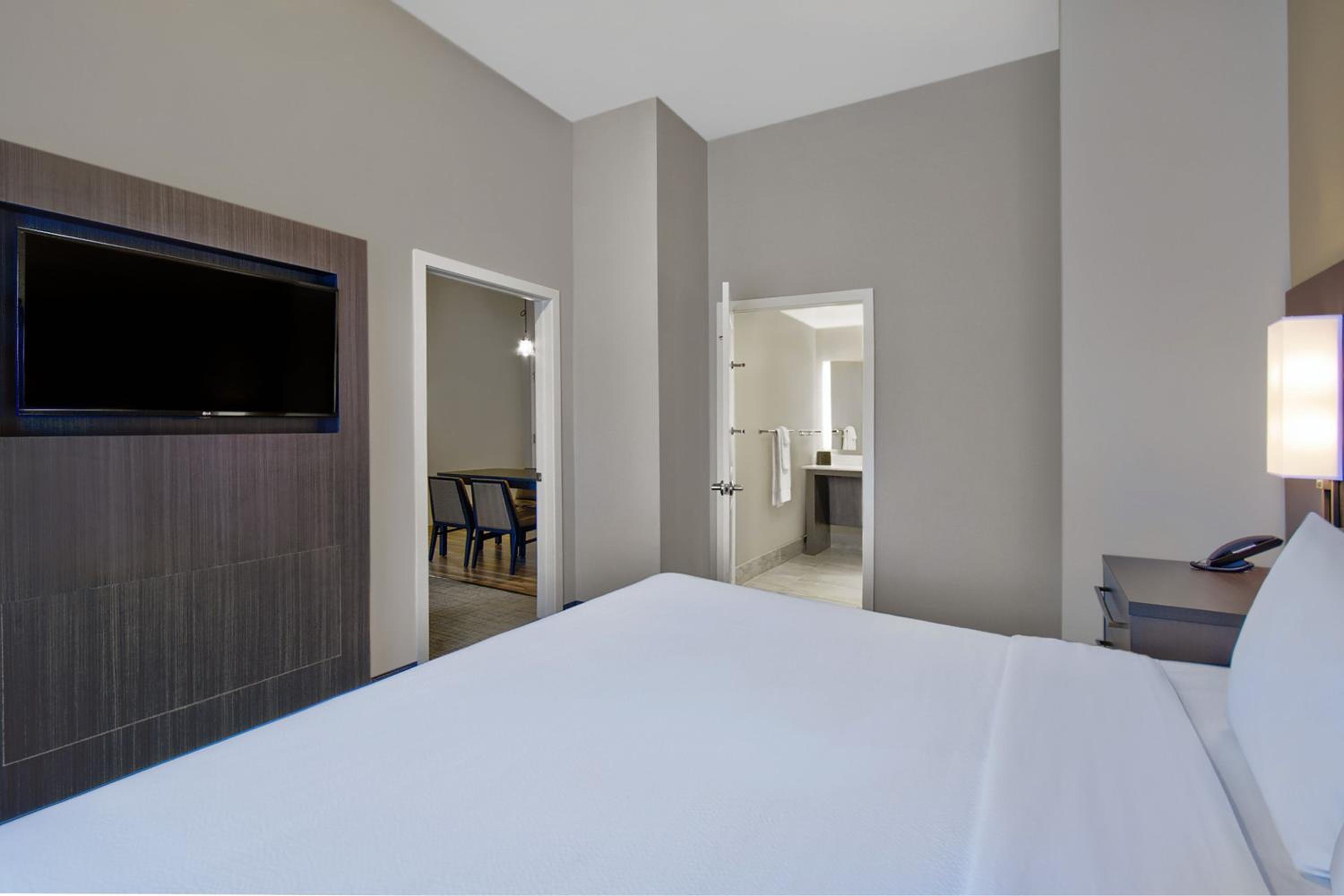 One-Bedroom King Suite with Sofa Bed - Photo 4