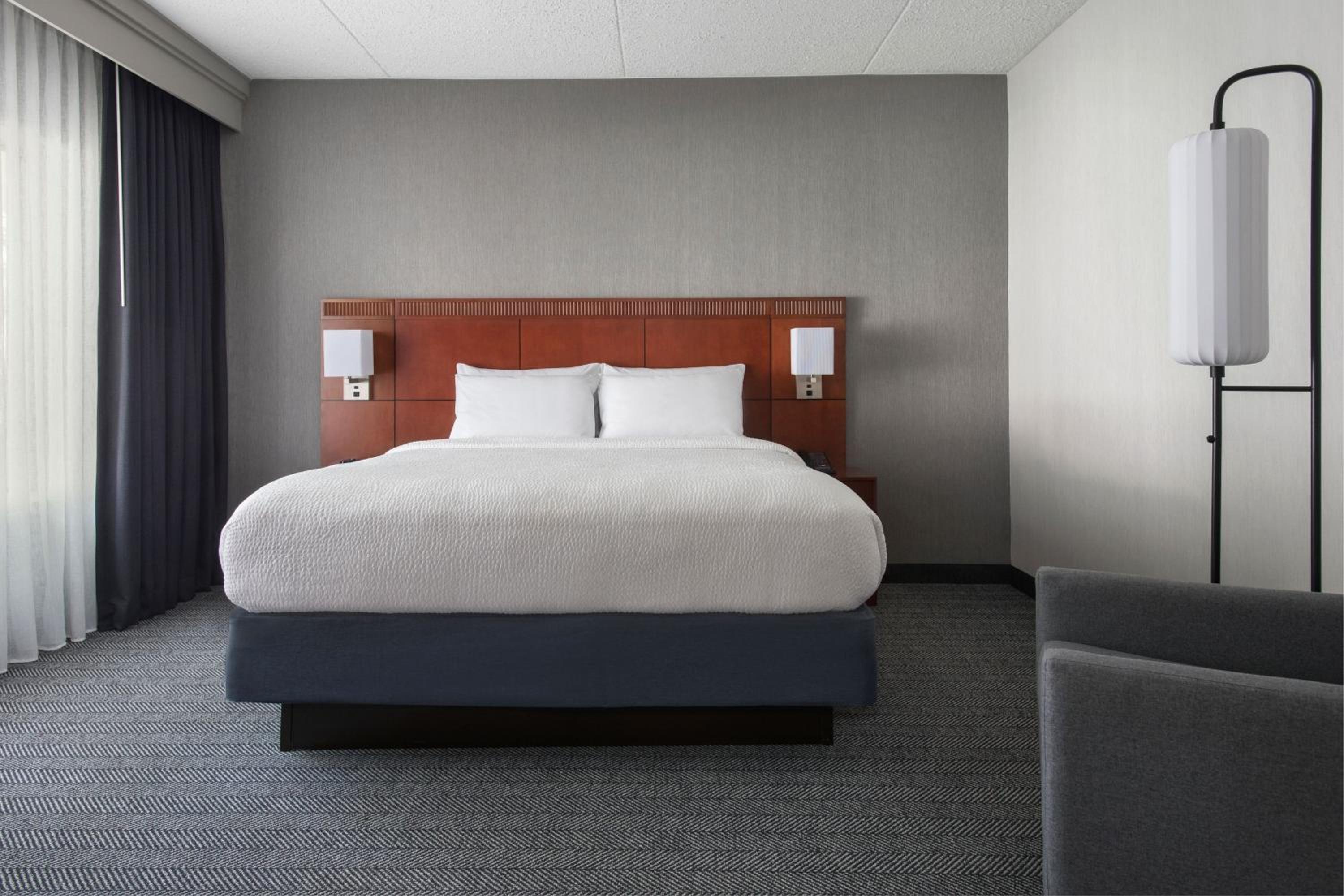 Suite, 1 King, Sofa bed photo 1