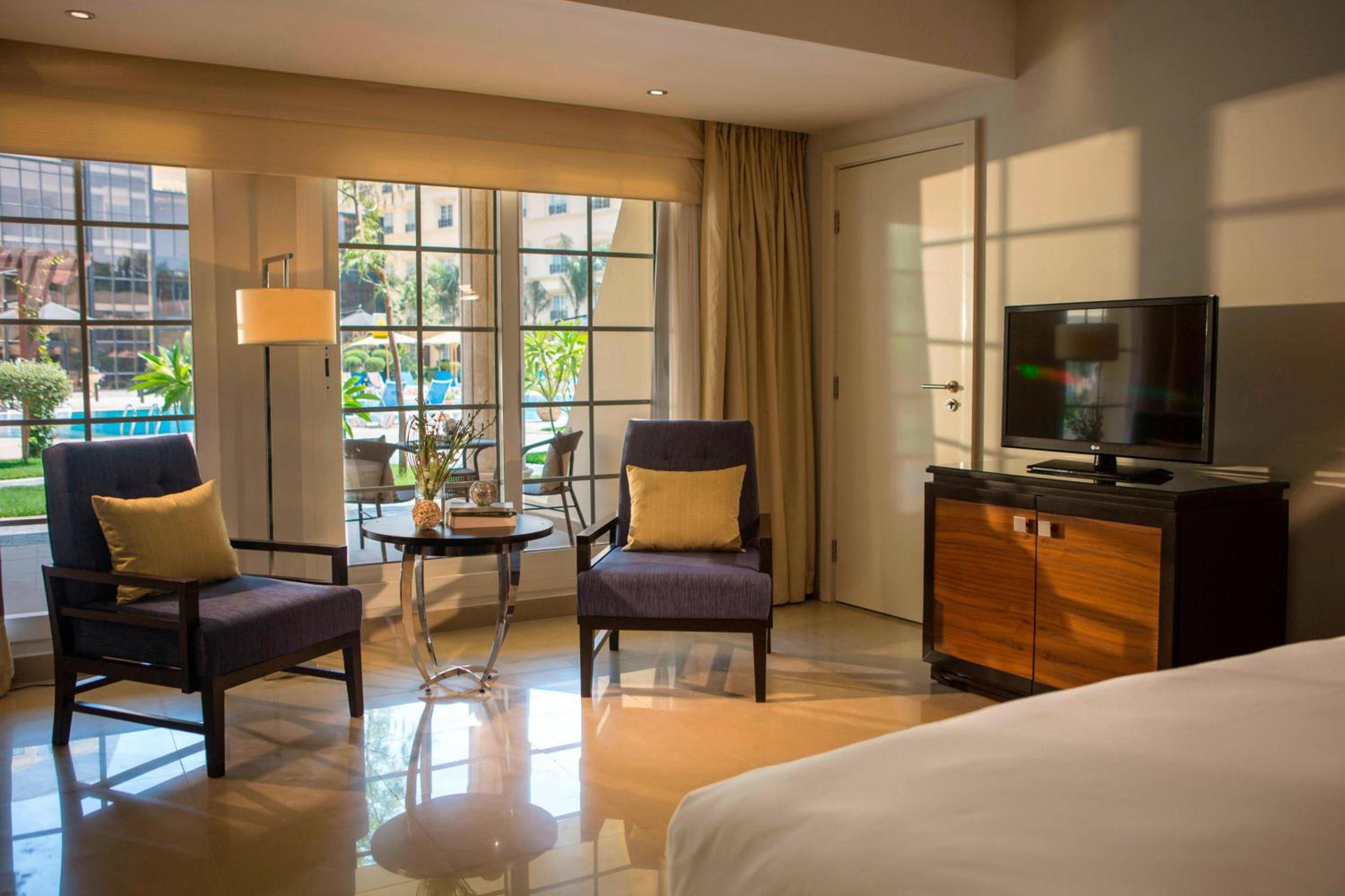 Family Guest Room, Pool View, 1 King Bed