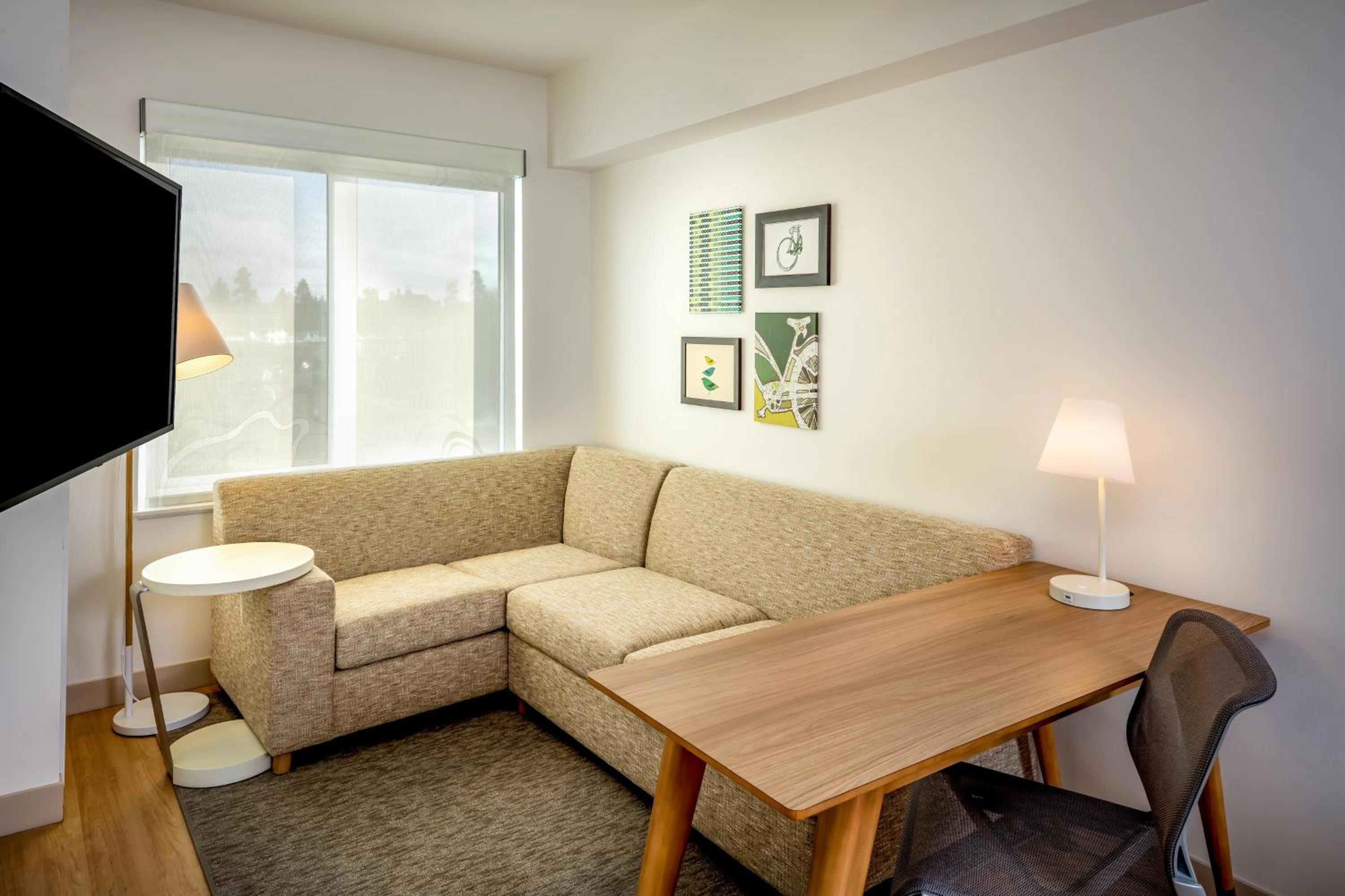 1 Bedroom Suite, 1 King, Sofa bed, City view - Photo 1