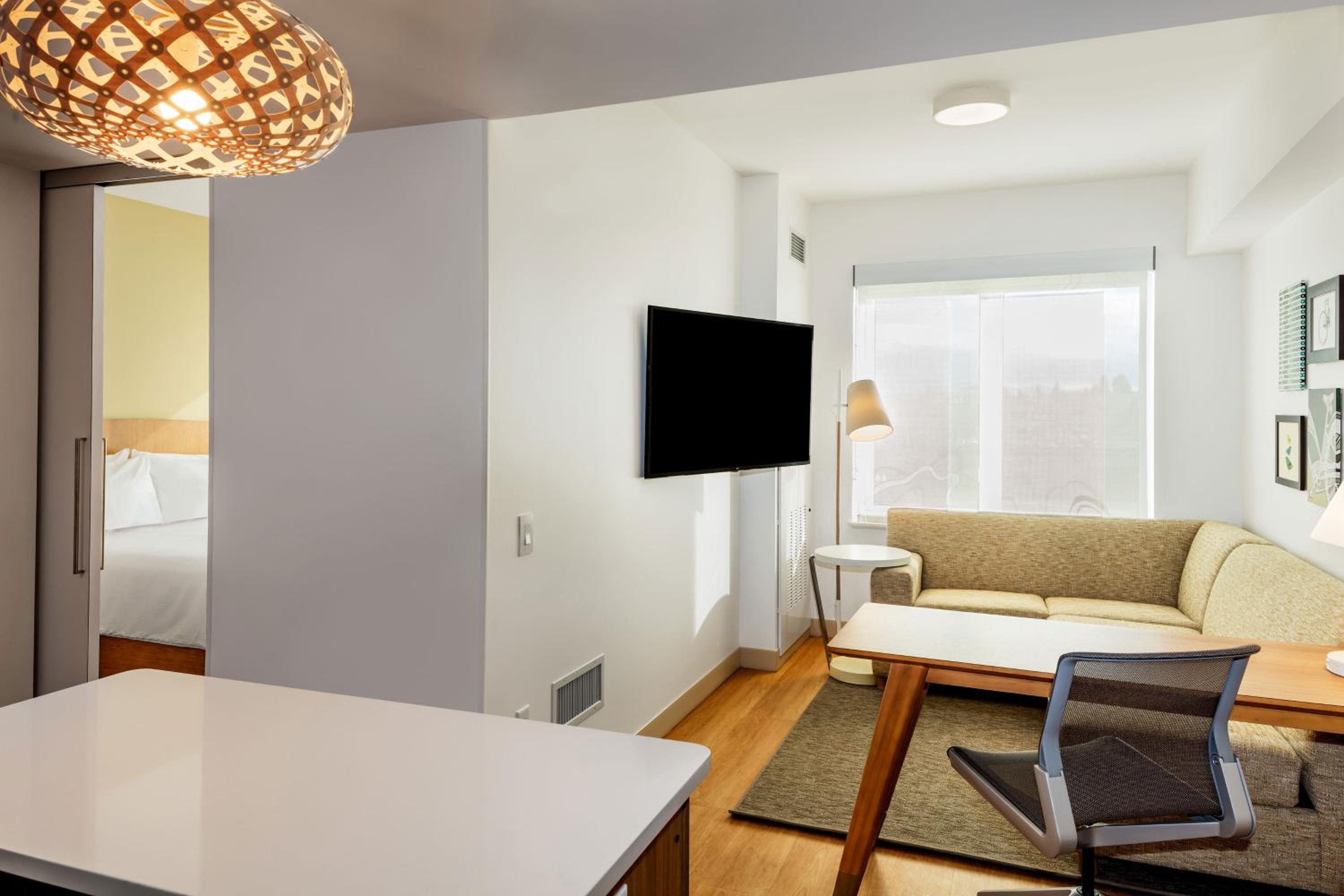 1 Bedroom Suite, 1 King, Sofa bed, City view - Photo 2