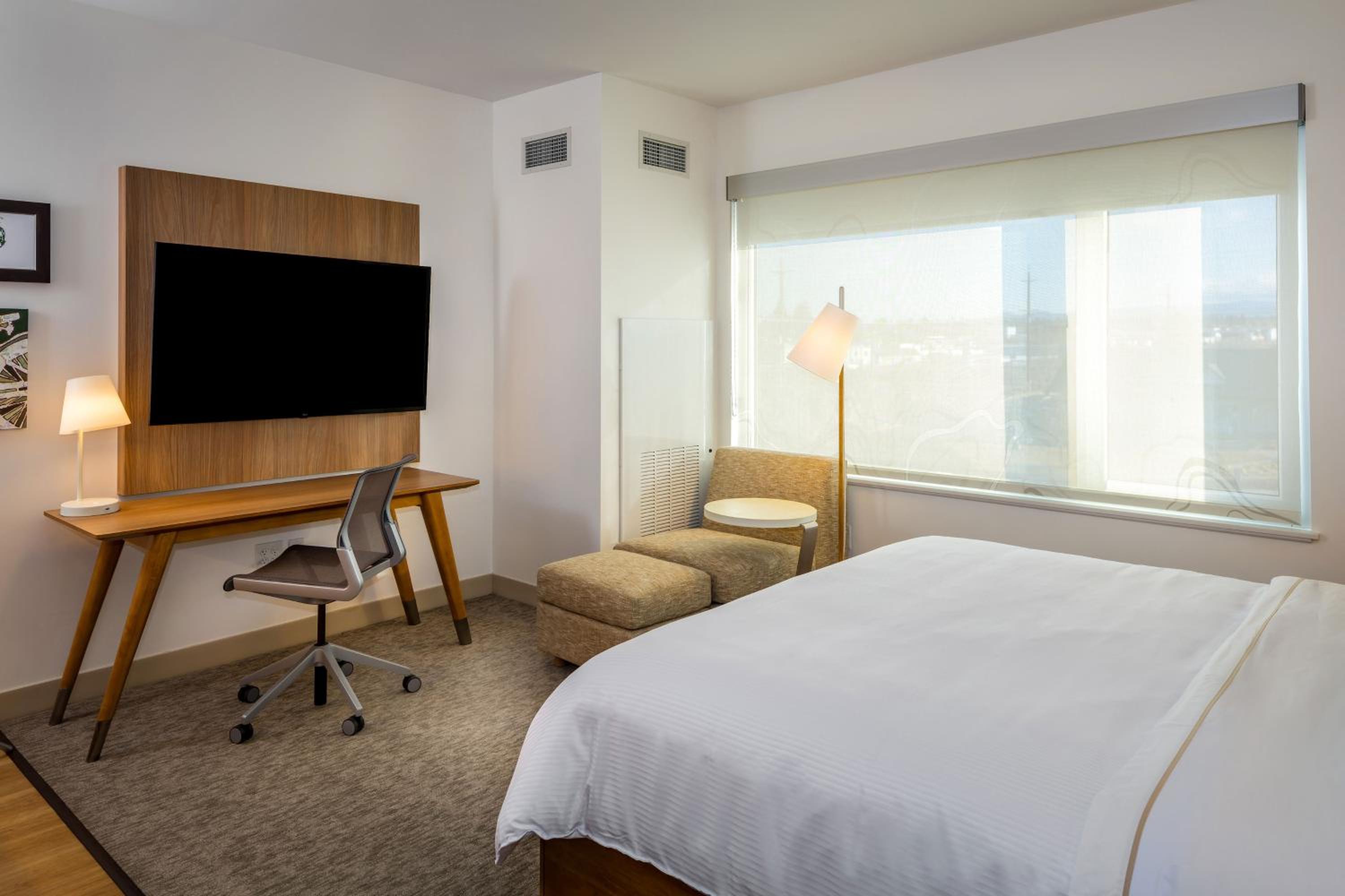 Guest room, 1 King, City view - Photo 1