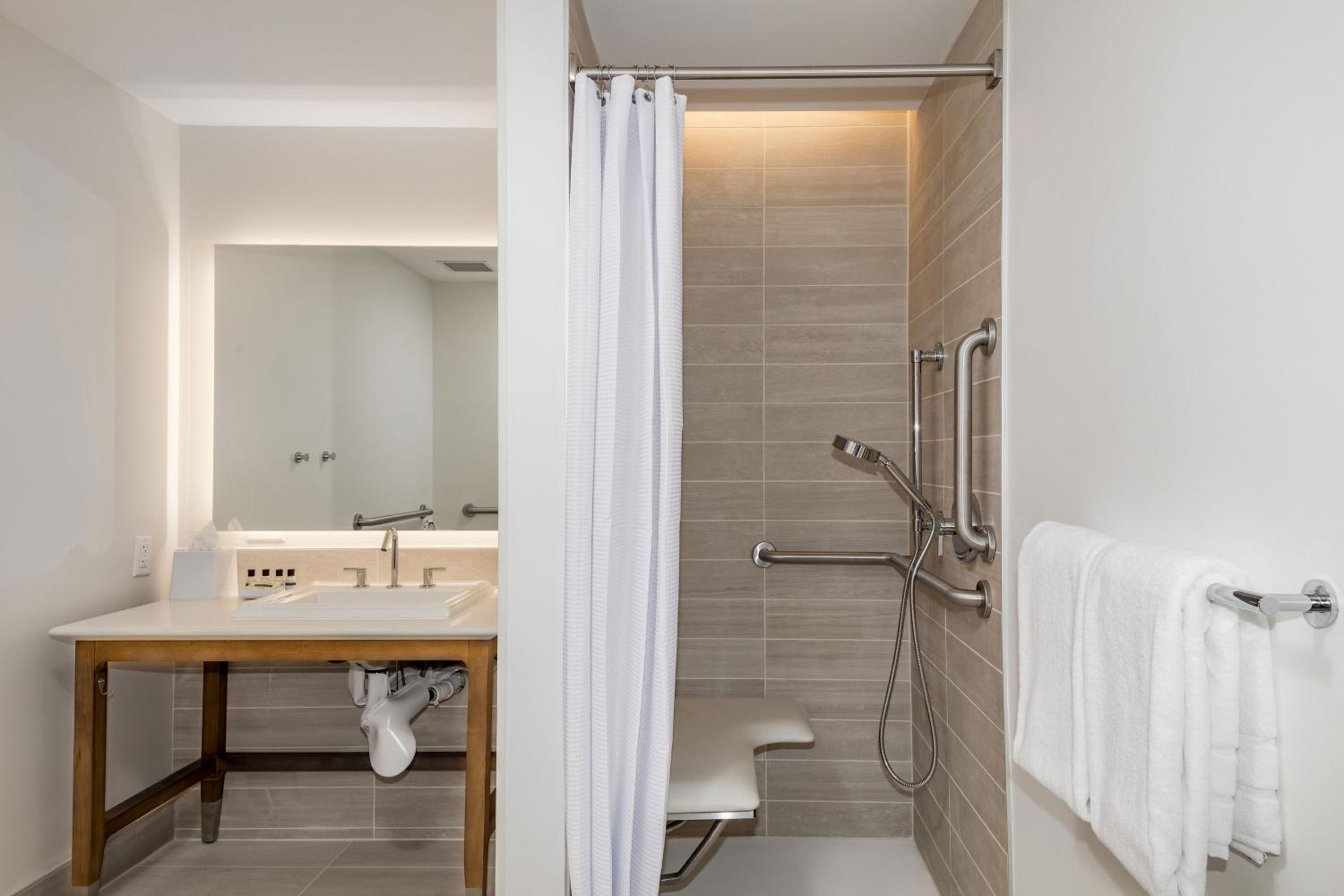 Guest room, 1 King, City view - Photo 2