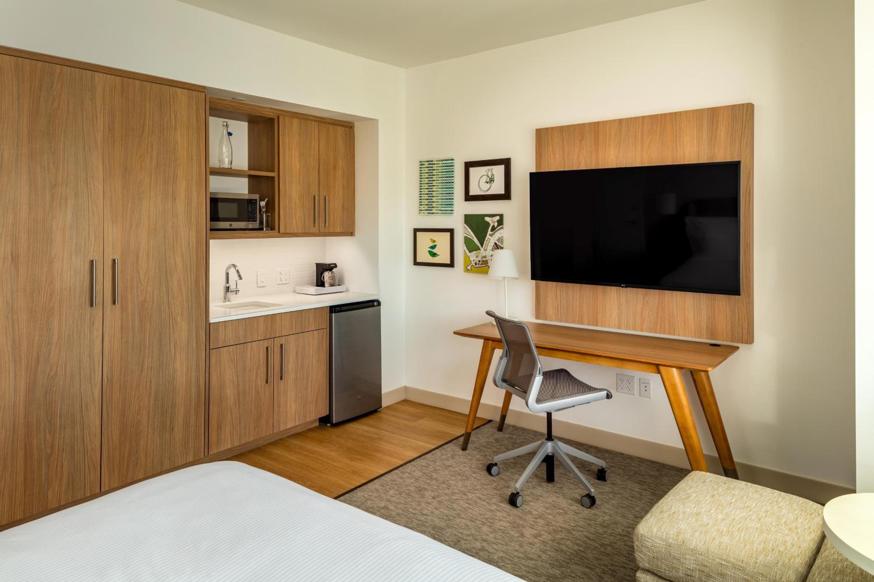 Guest room, 1 King, City view - Photo 5