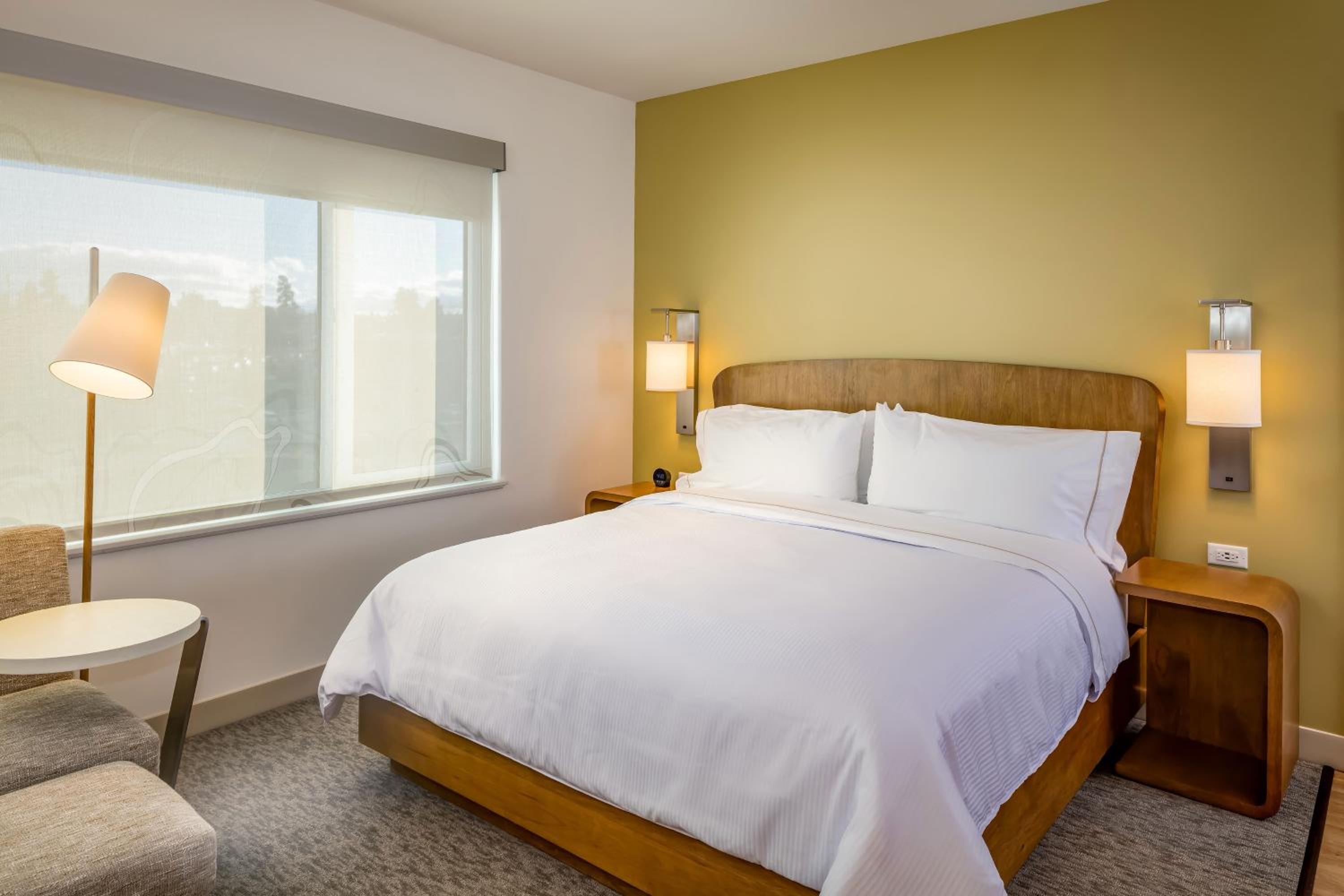 Guest room, 1 King, City view - Photo 4