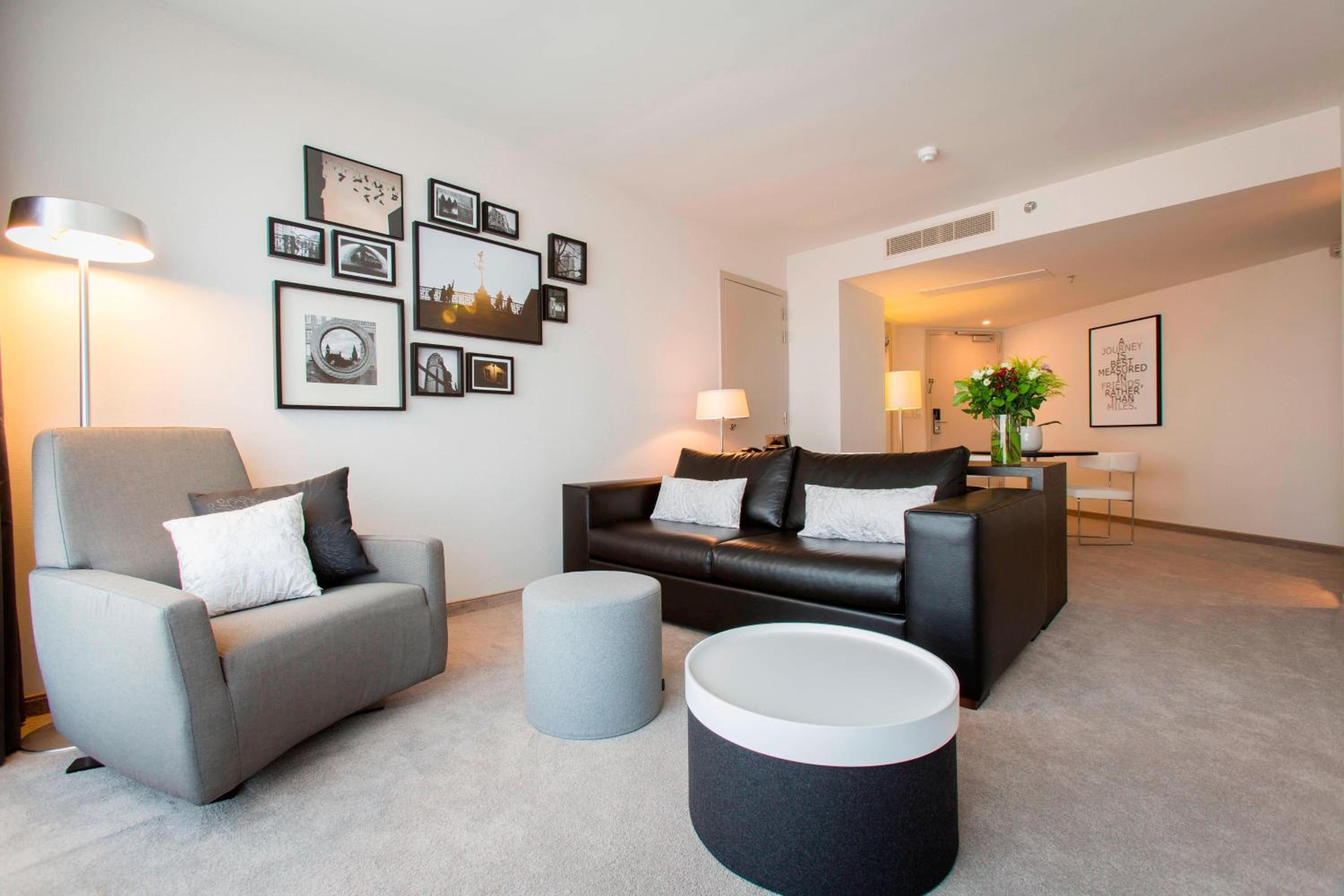 One bedroom Suite, 1 King photo 2