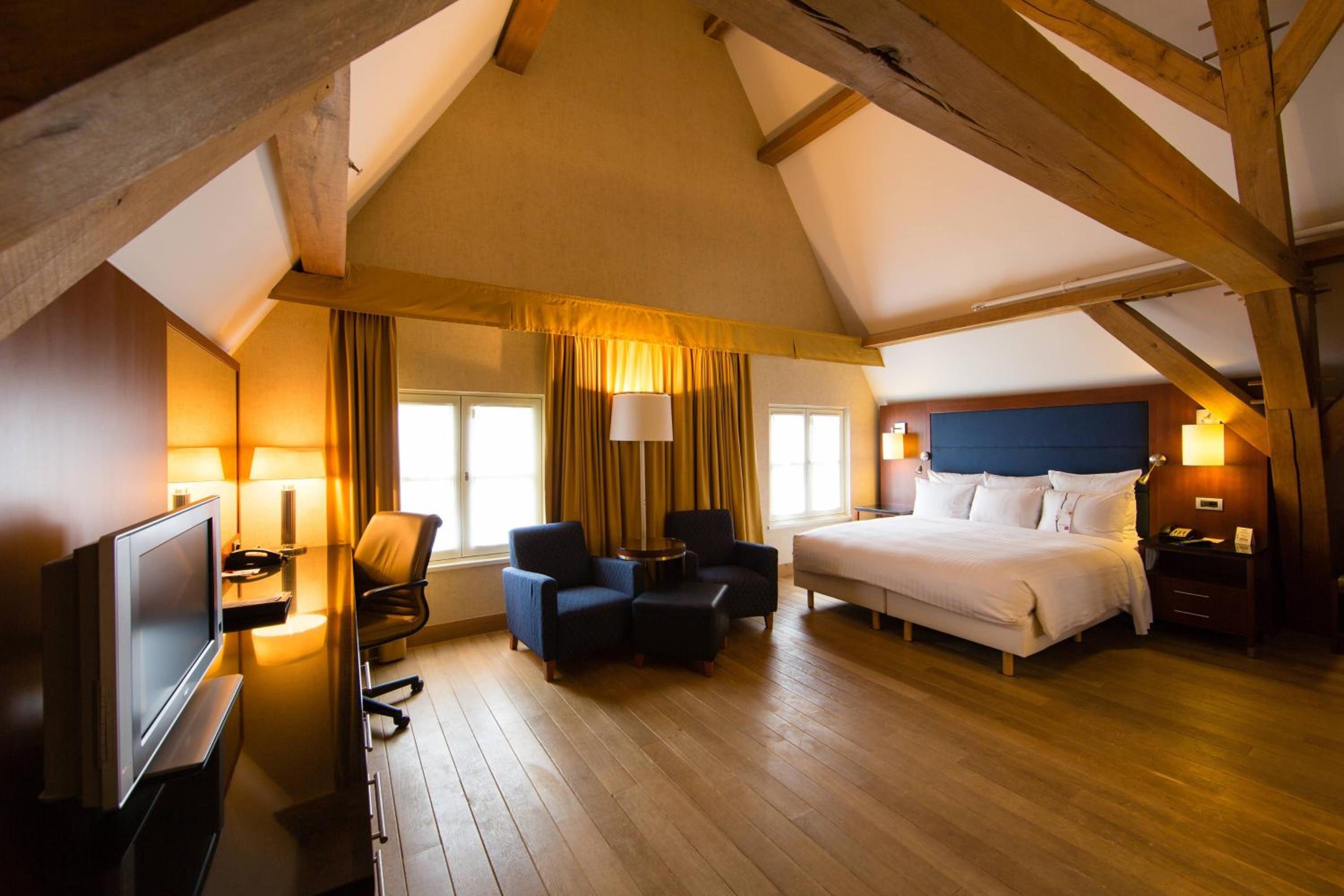 Junior Suite, 1 King photo 1