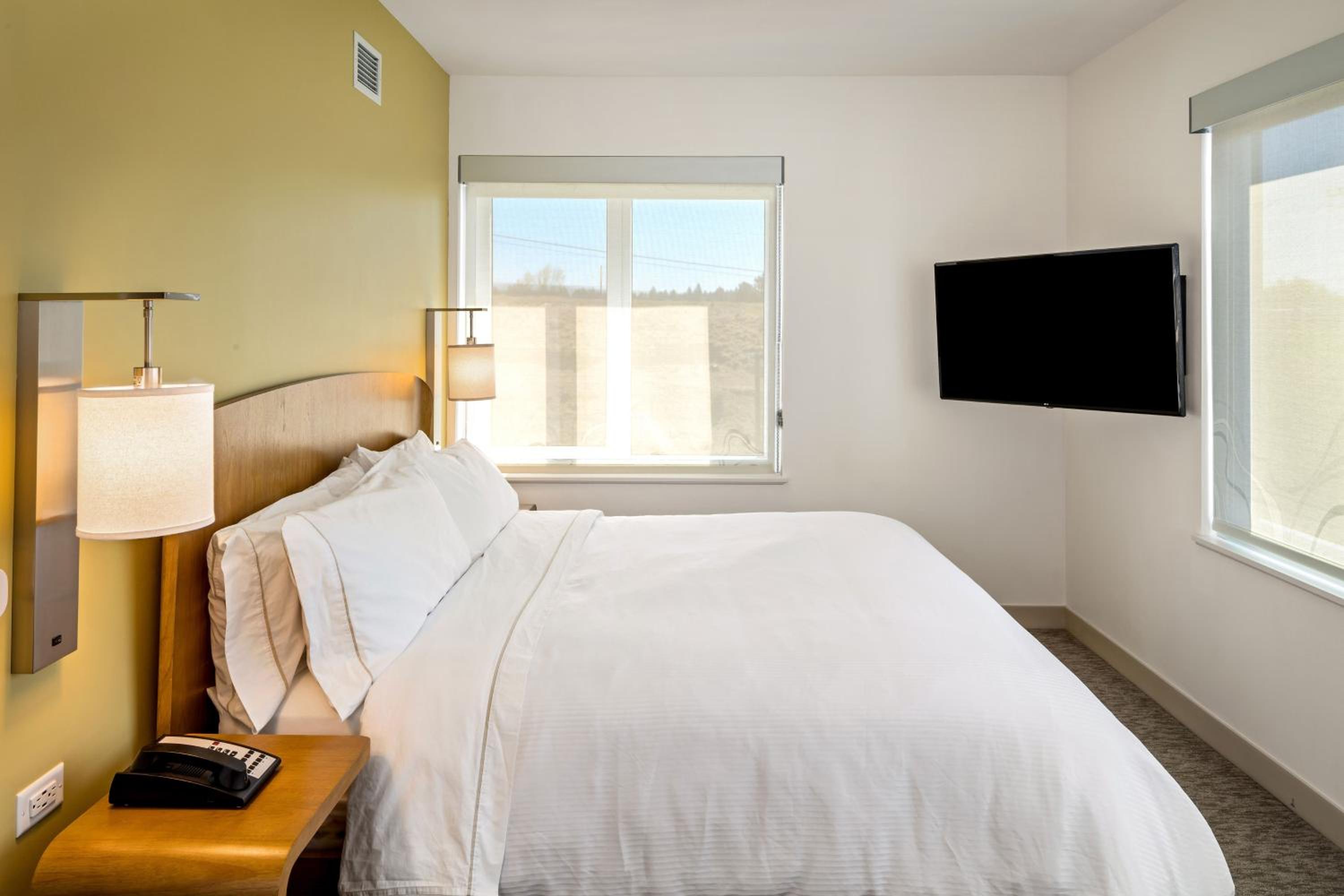 Executive Corner Suite, 1 Bedroom Suite, 1 King, Sofa bed - Photo 1