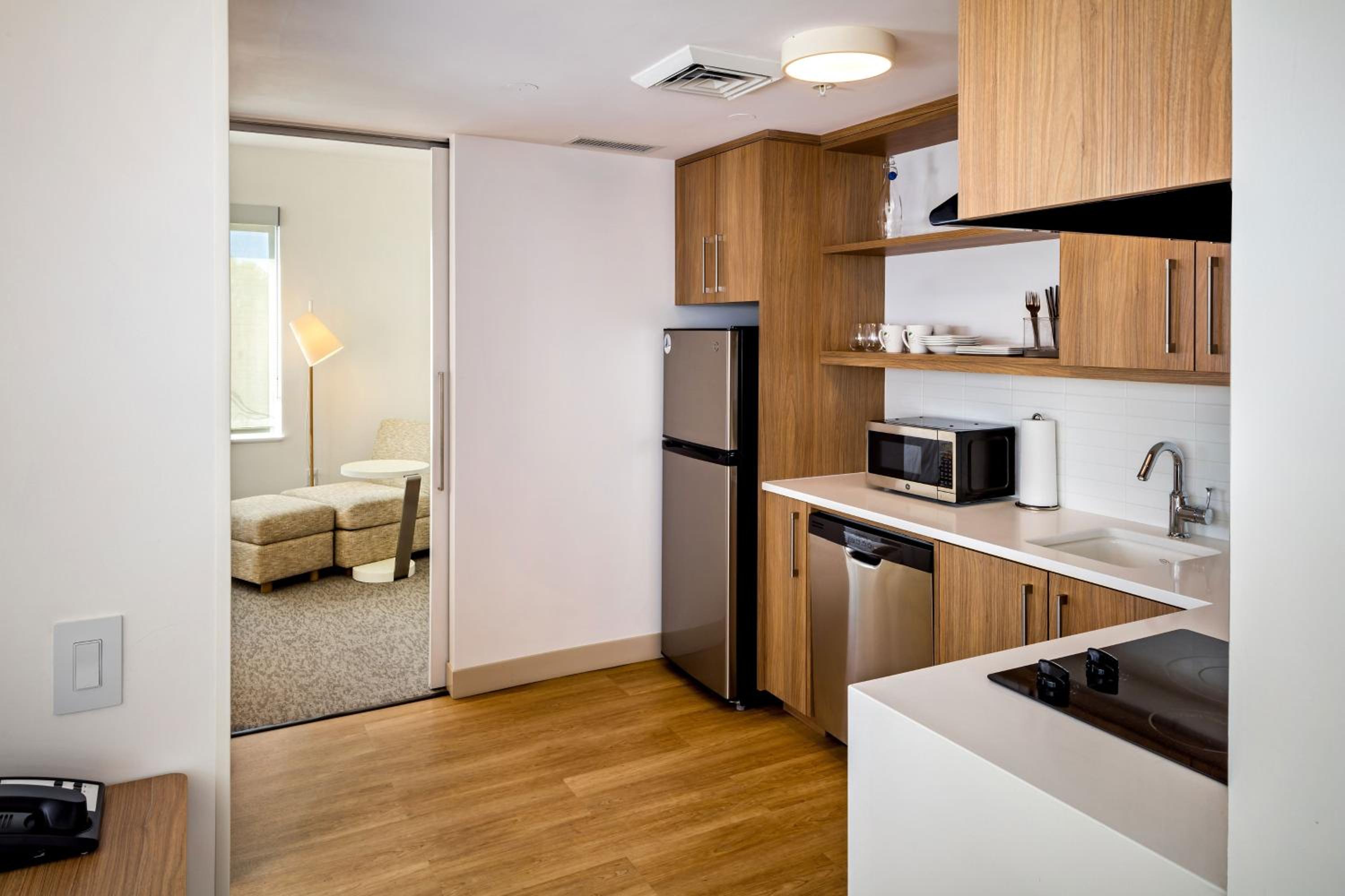 Executive Corner Suite, 1 Bedroom Suite, 1 King, Sofa bed - Photo 3