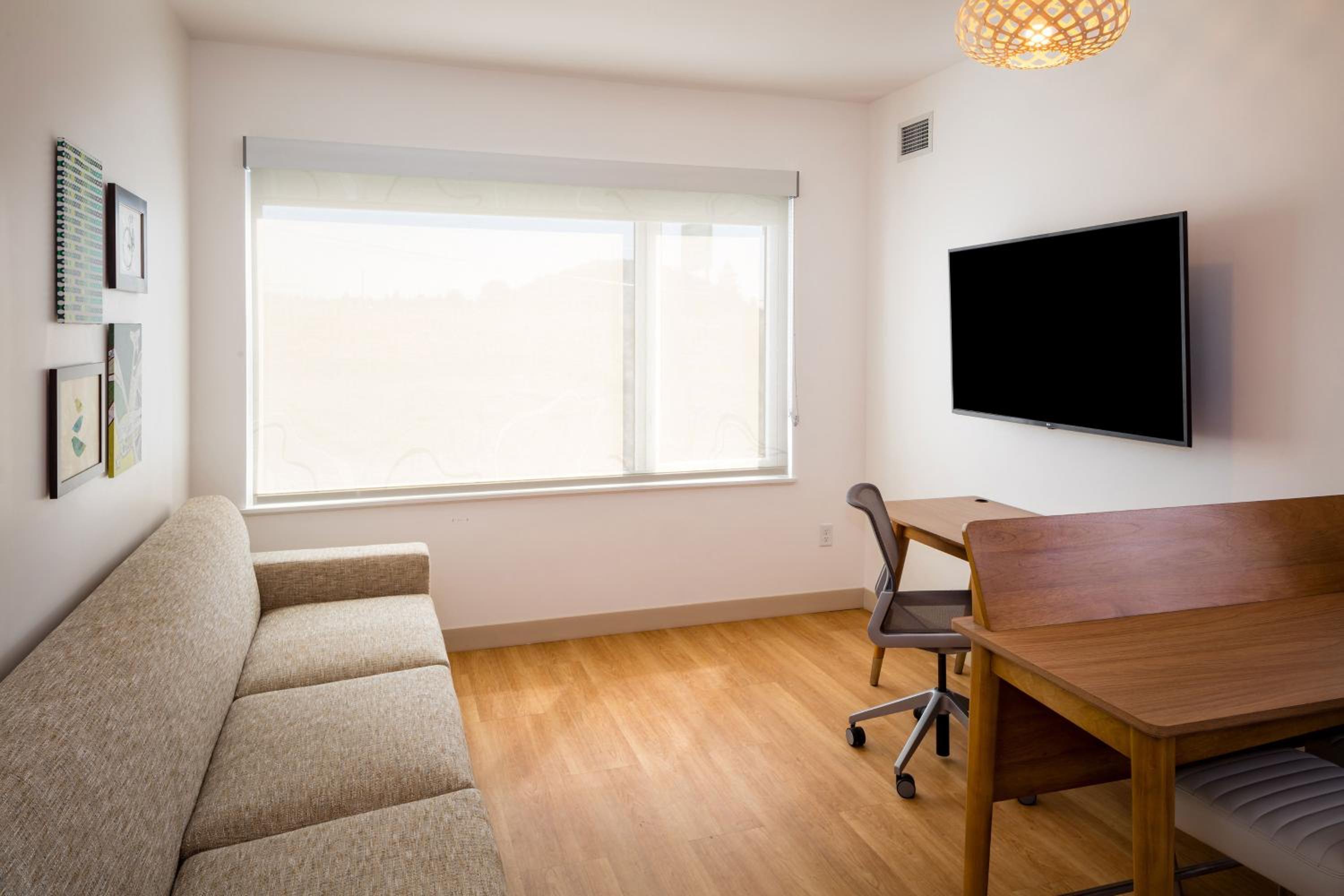 Executive Corner Suite, 1 Bedroom Suite, 1 King, Sofa bed - Photo 2