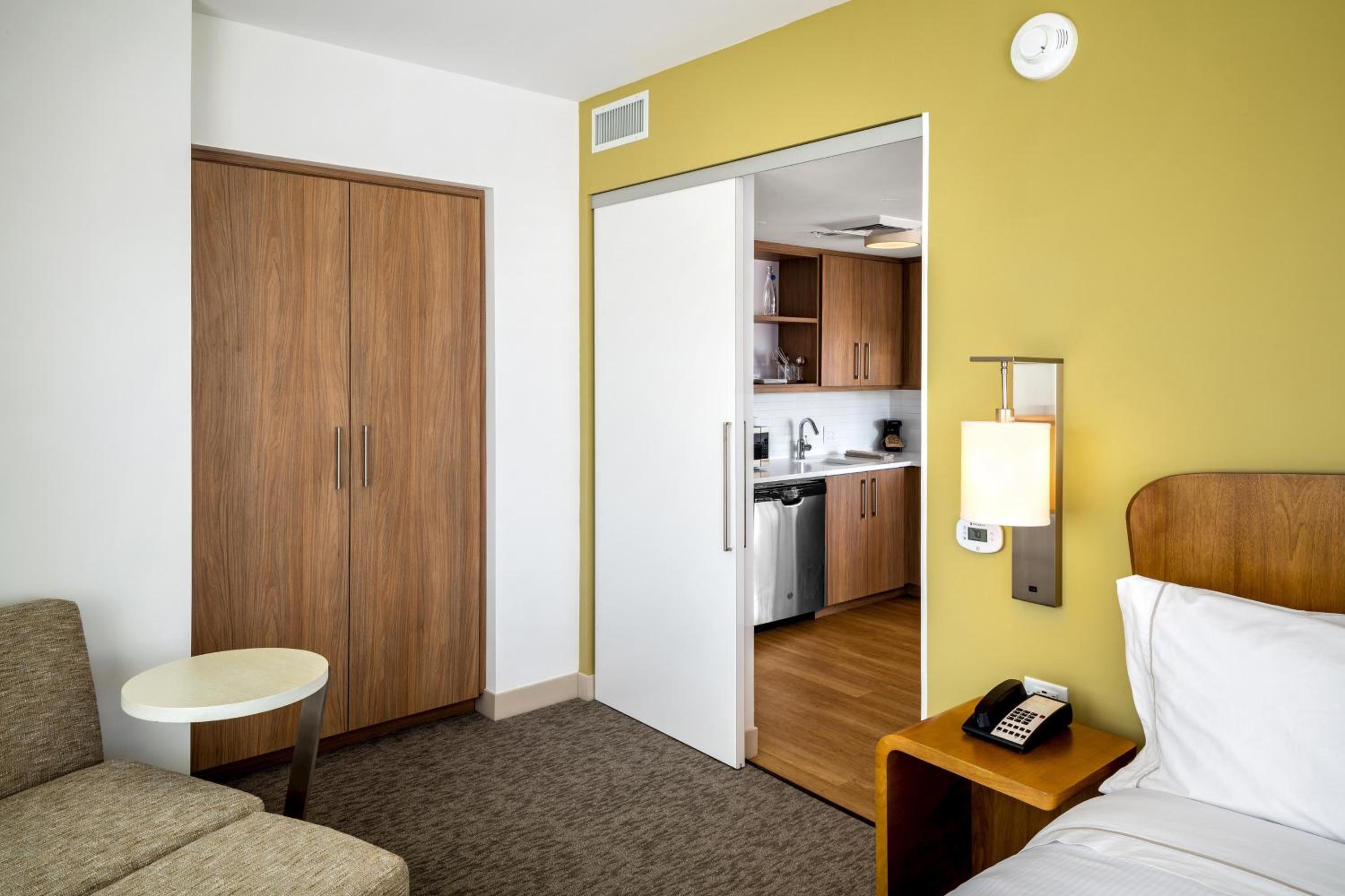 Executive Corner Suite, 1 Bedroom Suite, 1 King, Sofa bed - Photo 6
