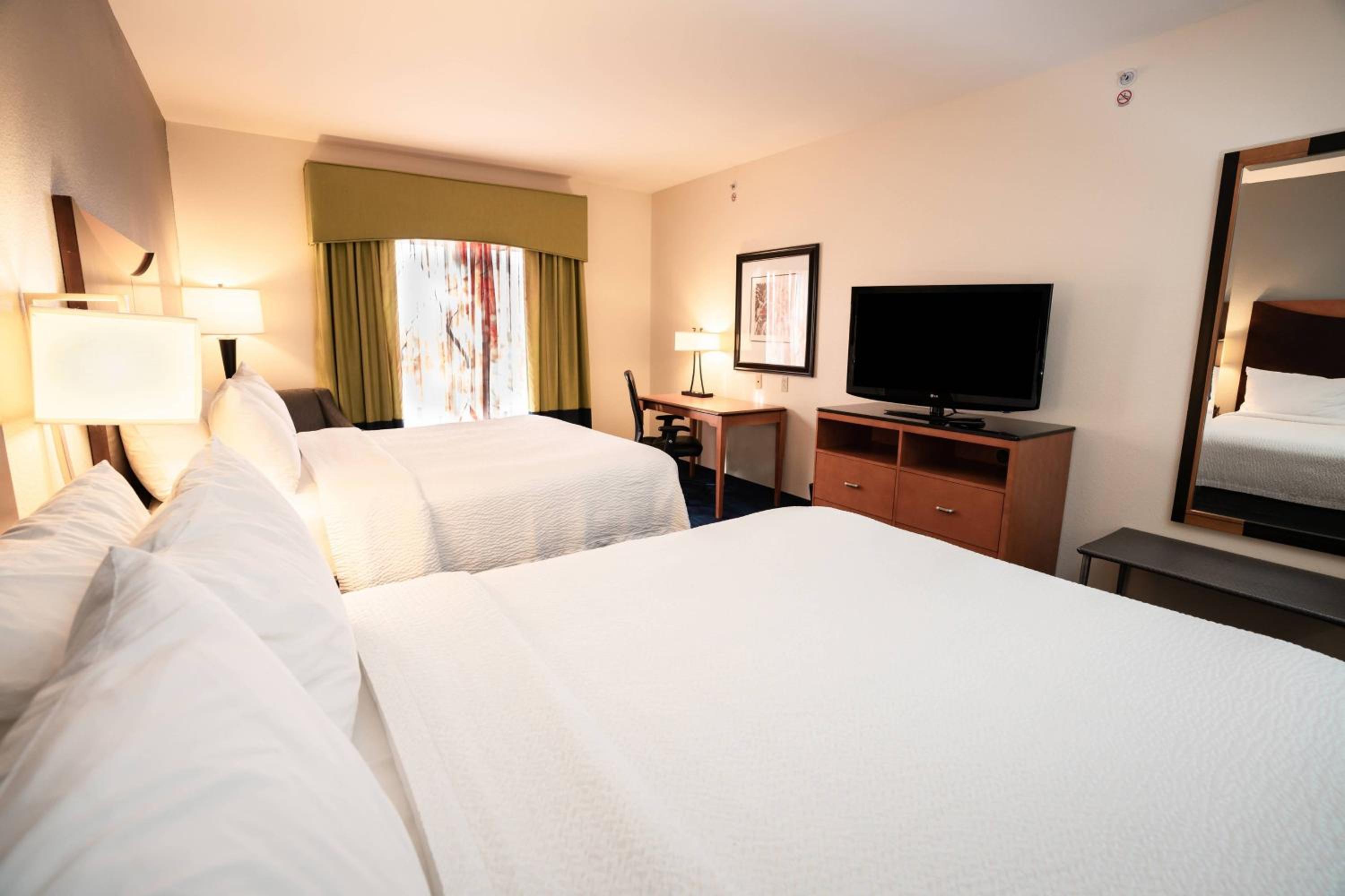 Queen Room with Two Queen Beds - Photo 2