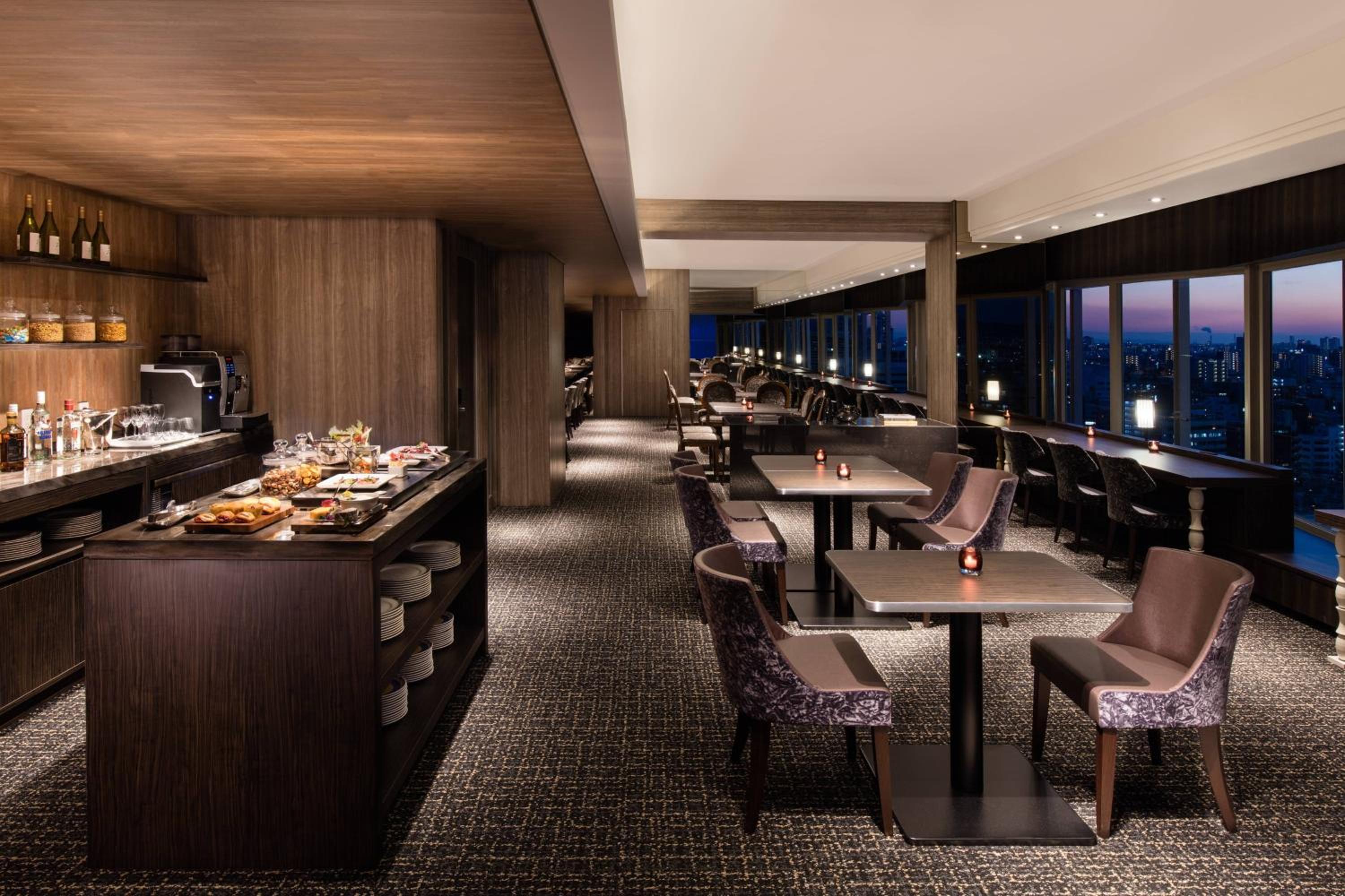 Twin Room - High Floor/Executive Lounge Access photo 3