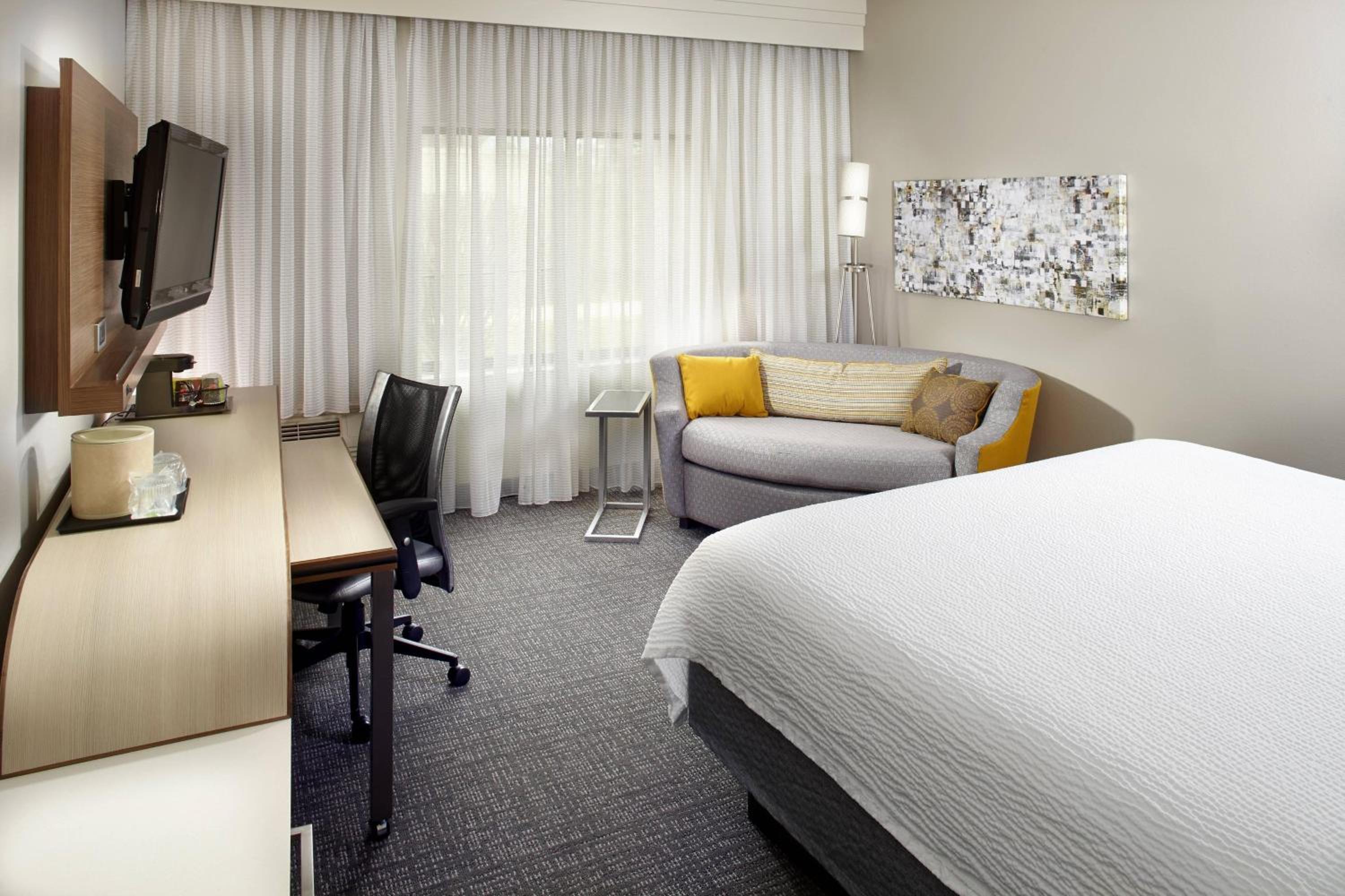 King Room with Sofa Bed - Photo 1