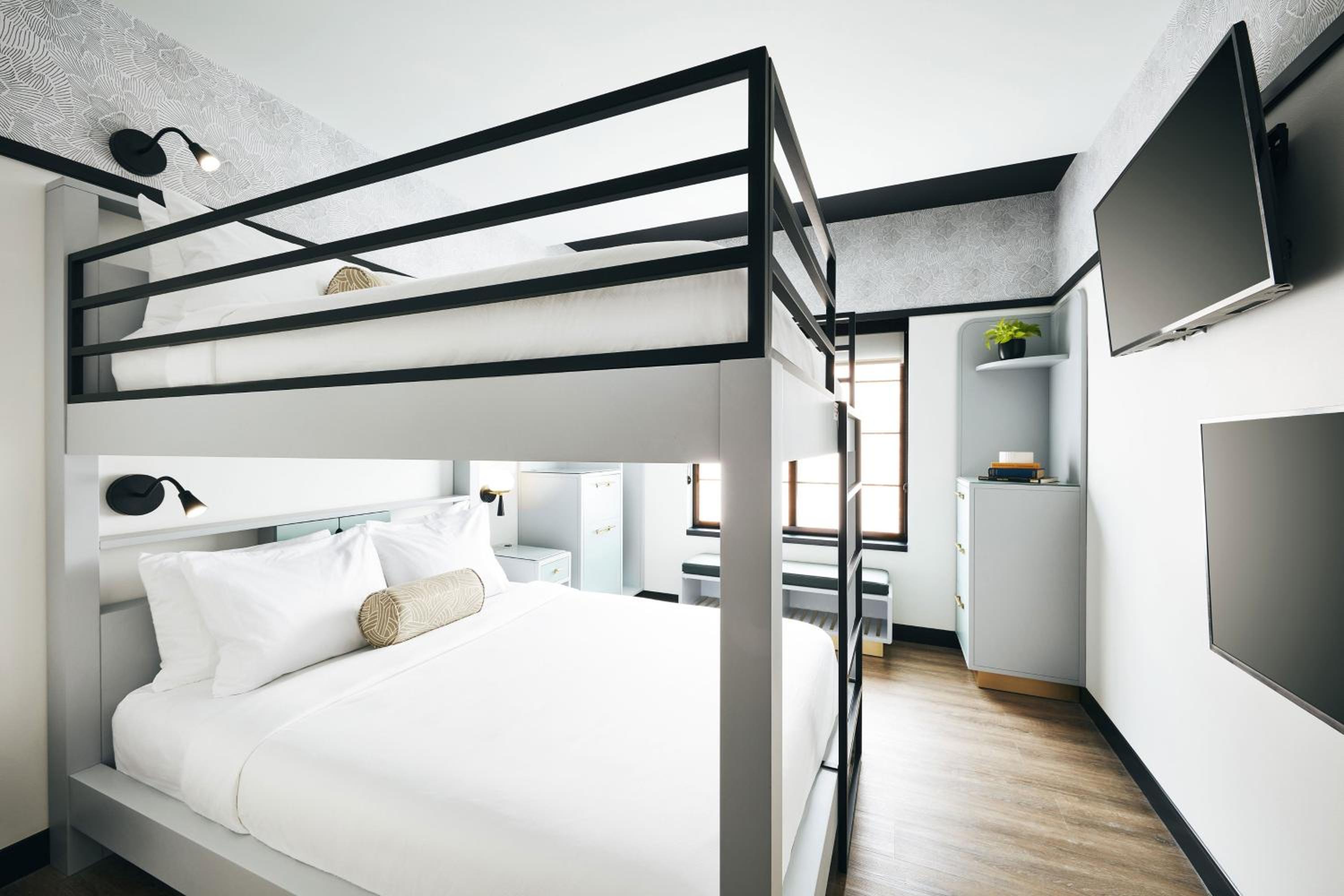 Guest room with 2 Queen bunk - Photo 1
