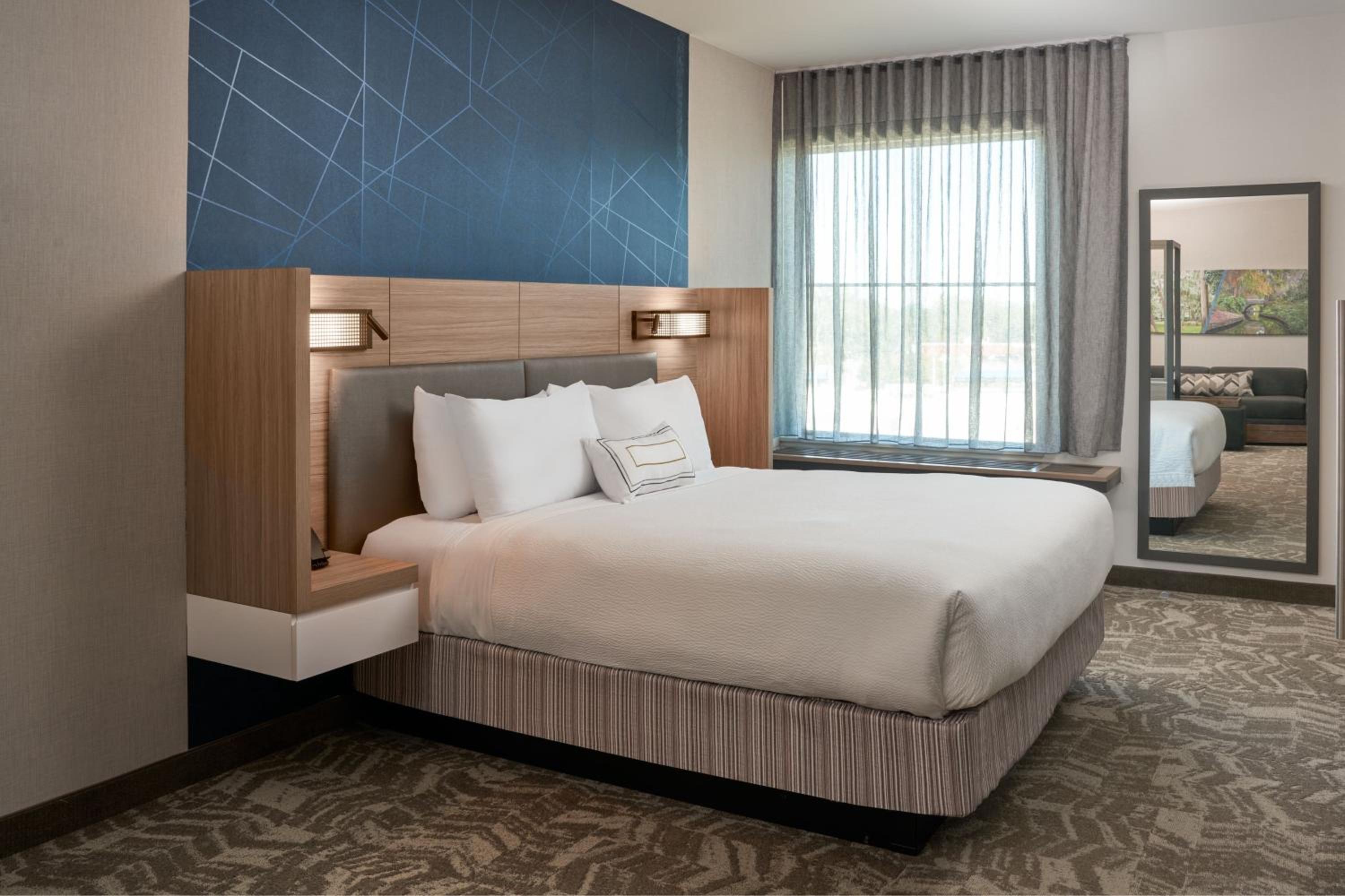 Wide King Suite with Trundle Bed