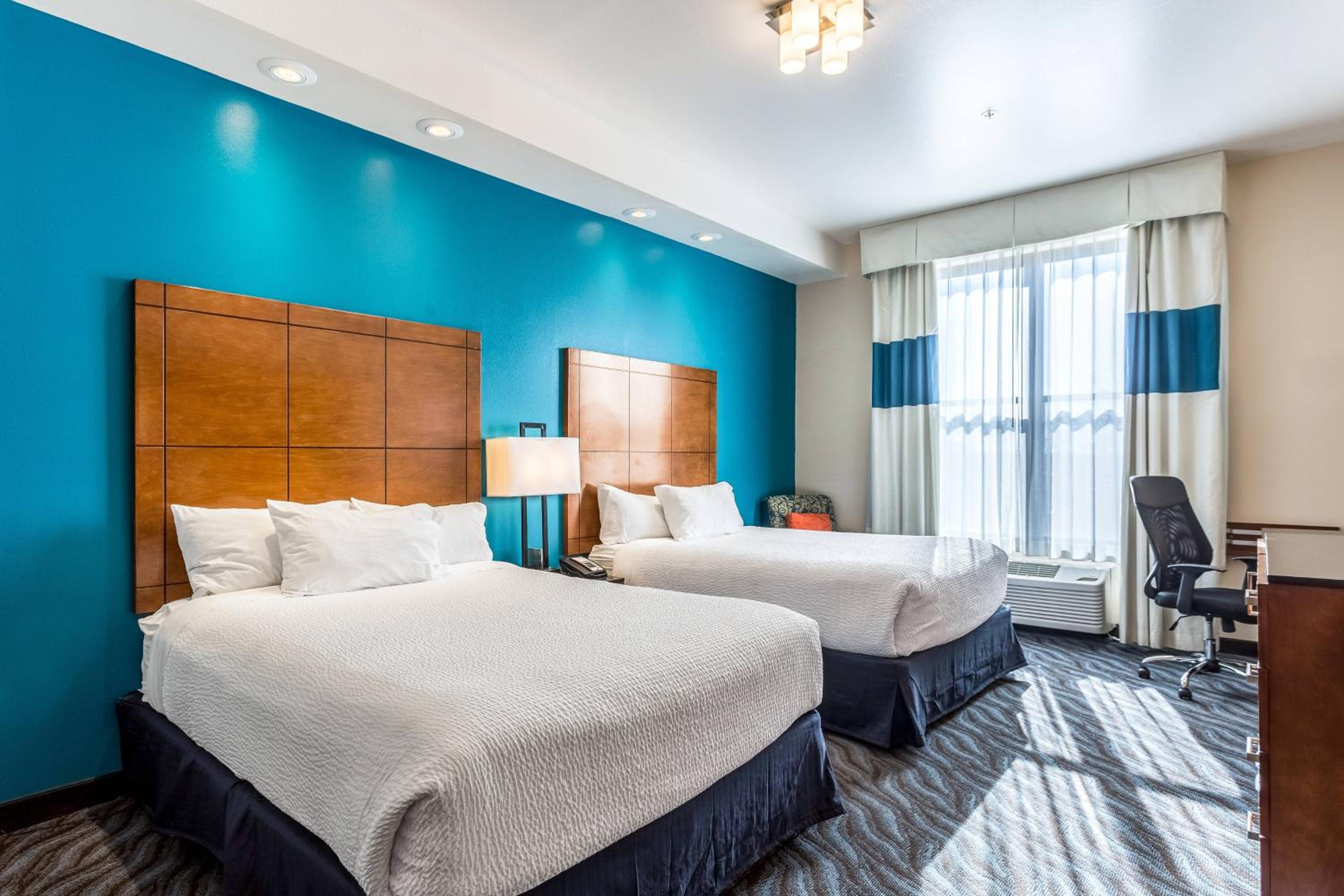 Queen Room with Two Queen Beds - Photo 4