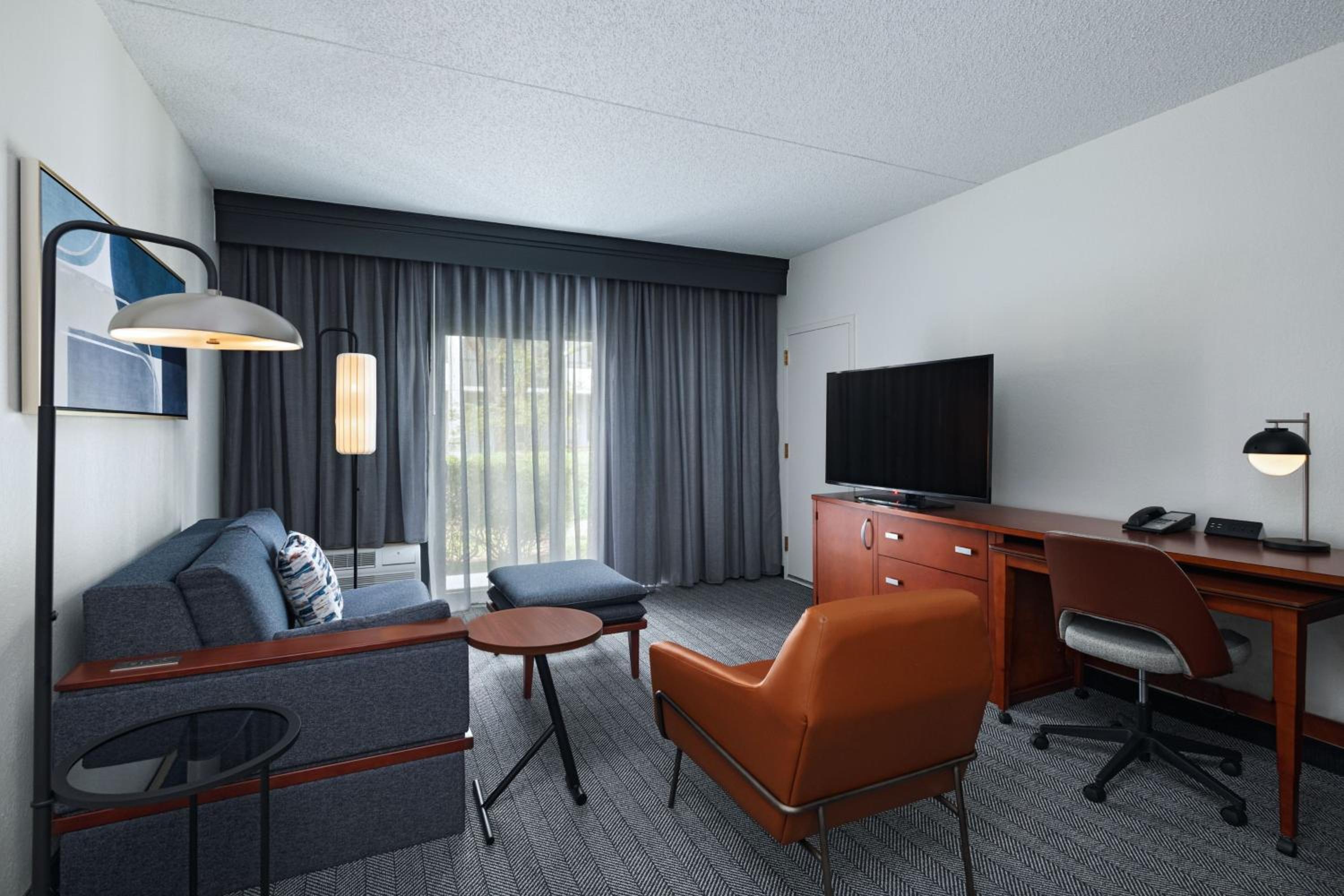 One-Bedroom King Suite with Sofa Bed  - Photo 4
