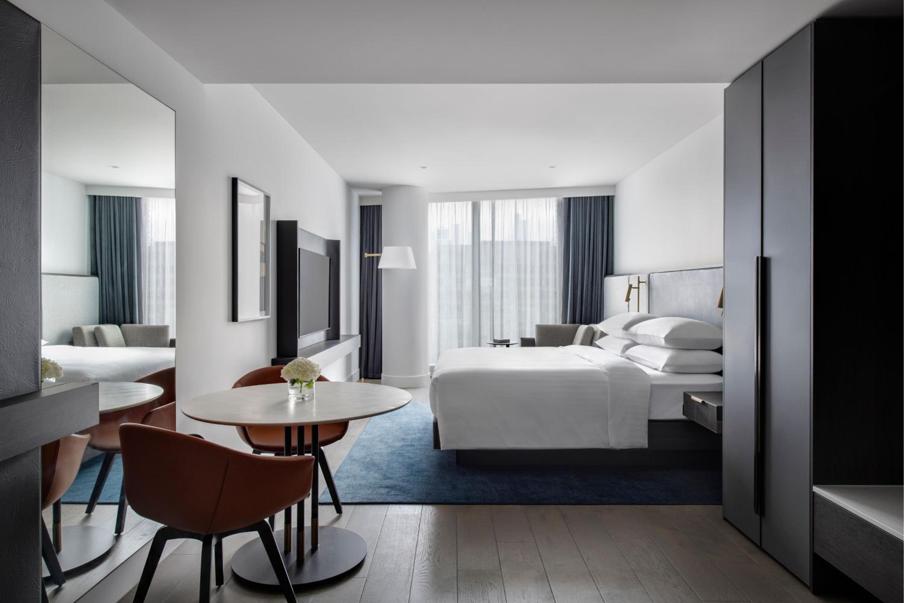 Deluxe Guest room with 1 King