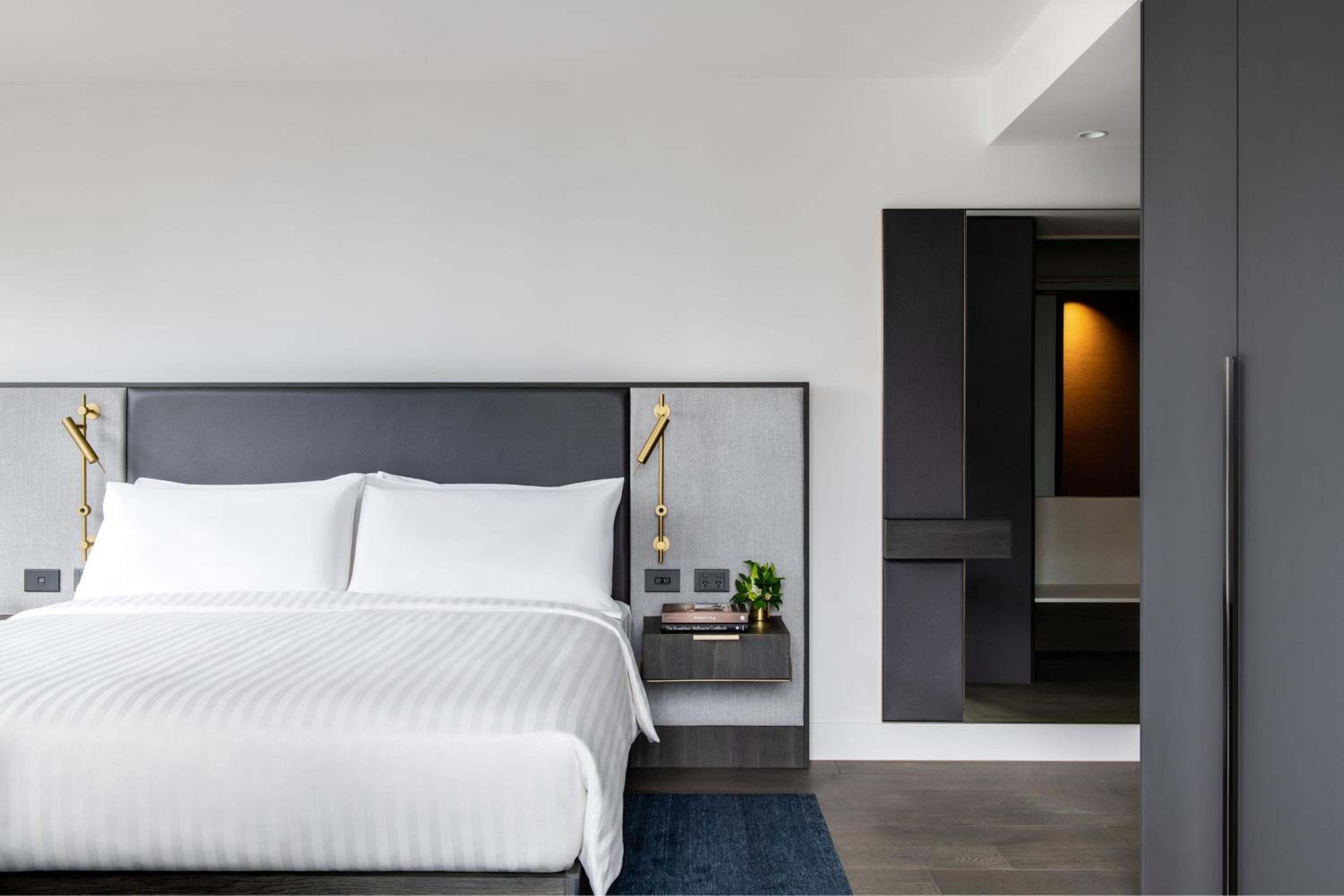 Premium, Guest room, 1 King thumbnail 5