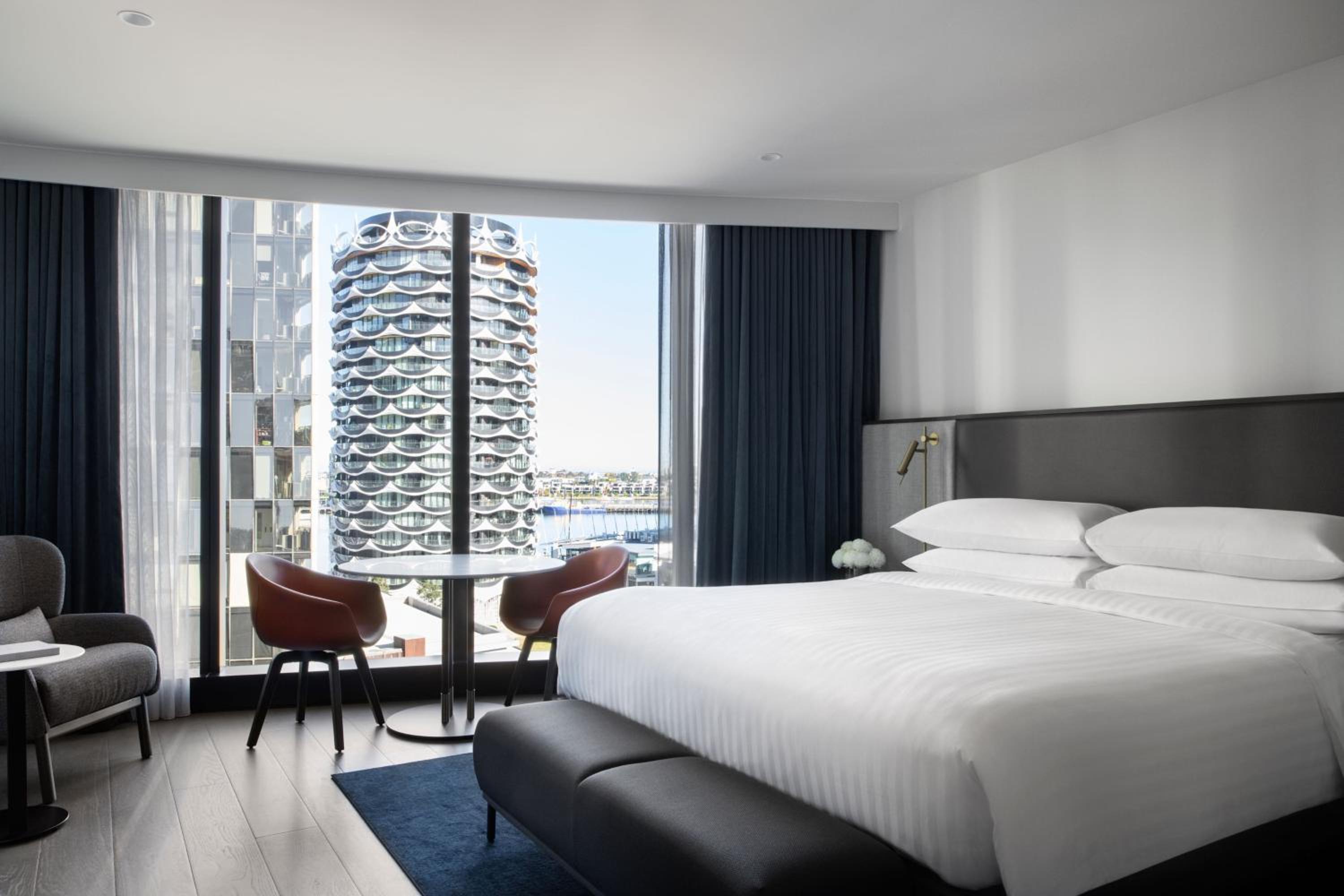 Premium, Guest room, 1 King thumbnail 6