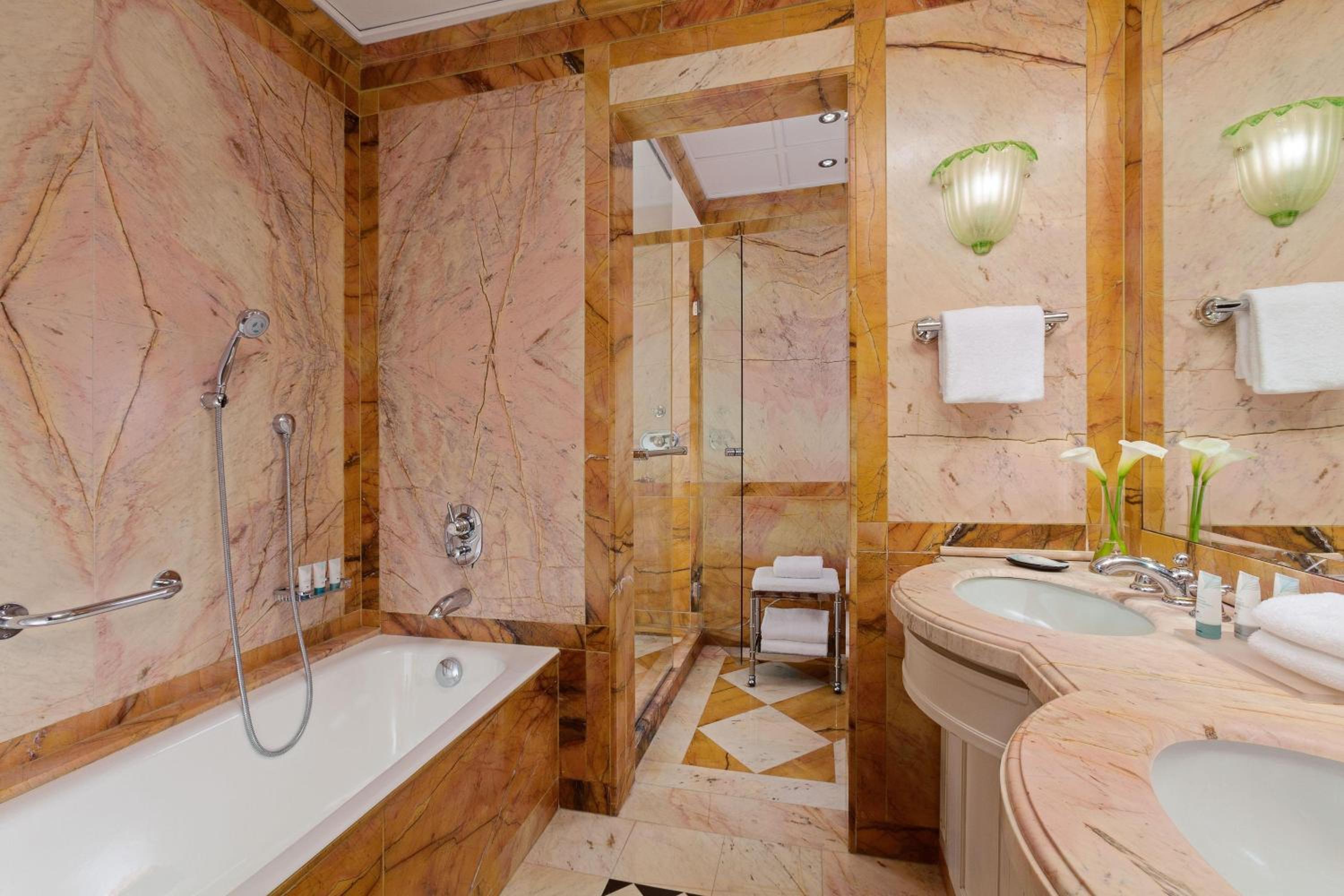 Grandluxe Double King, Larger Guest room, 1 King
