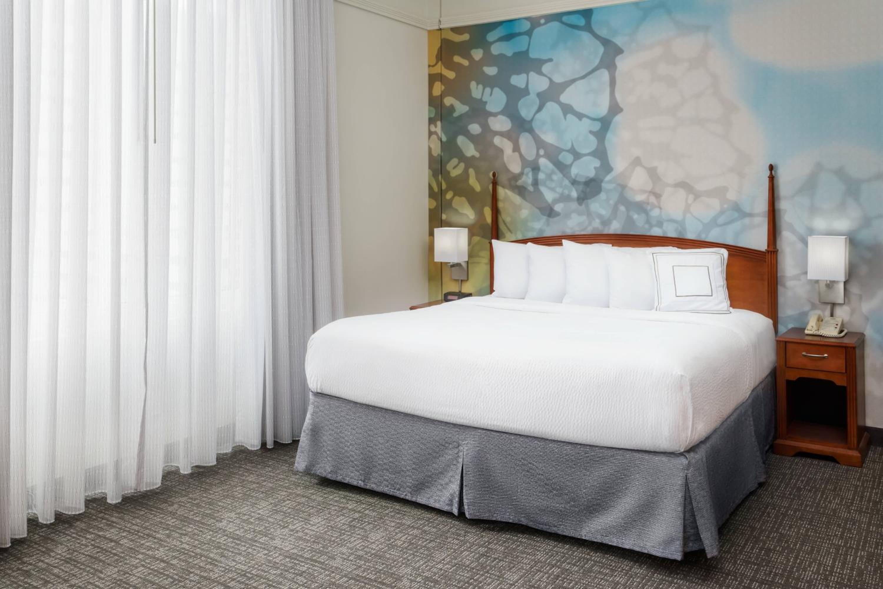 Larger Guest room, 1 King, Corner room - Photo 3