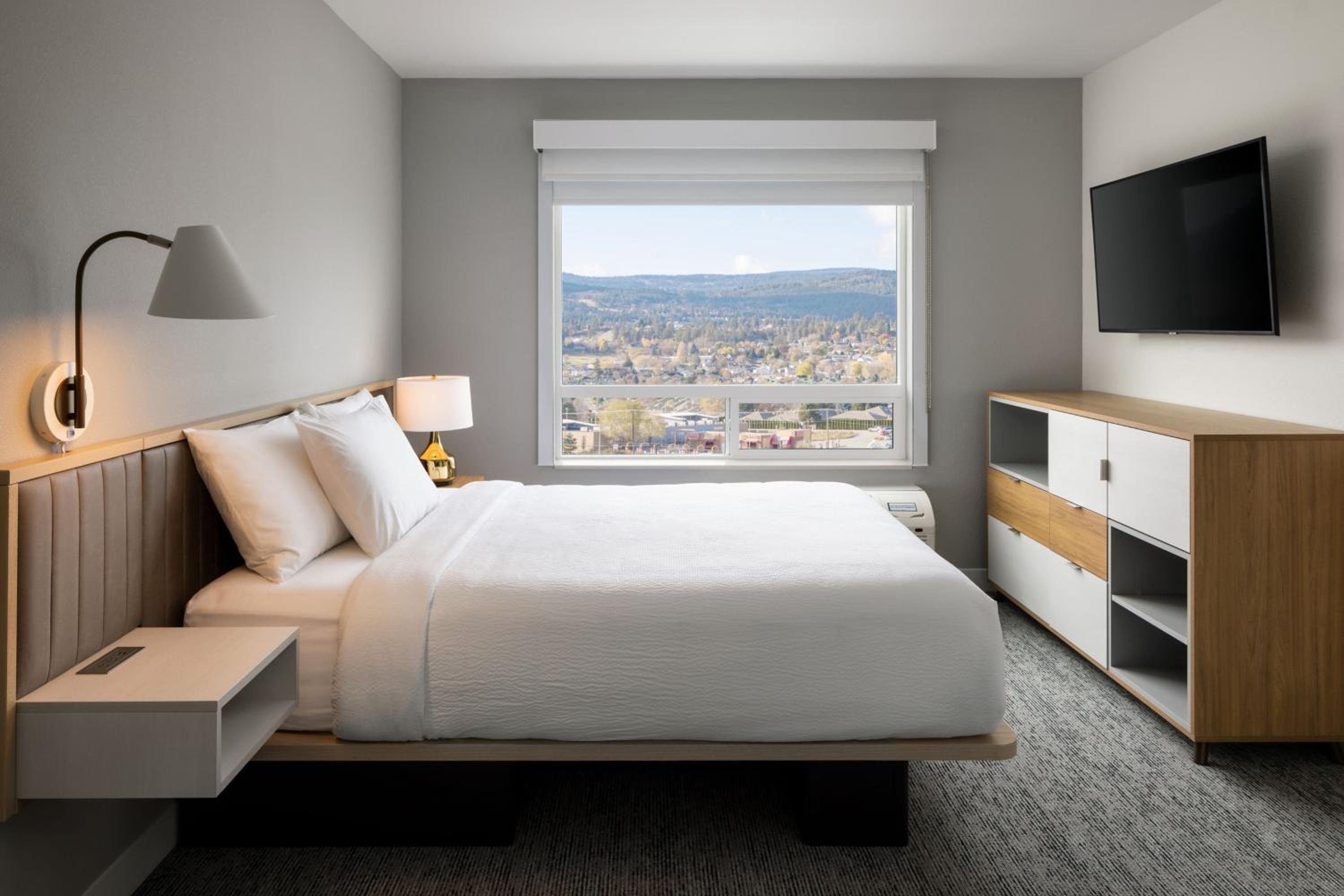 One-Bedroom Queen Suite - Photo 8