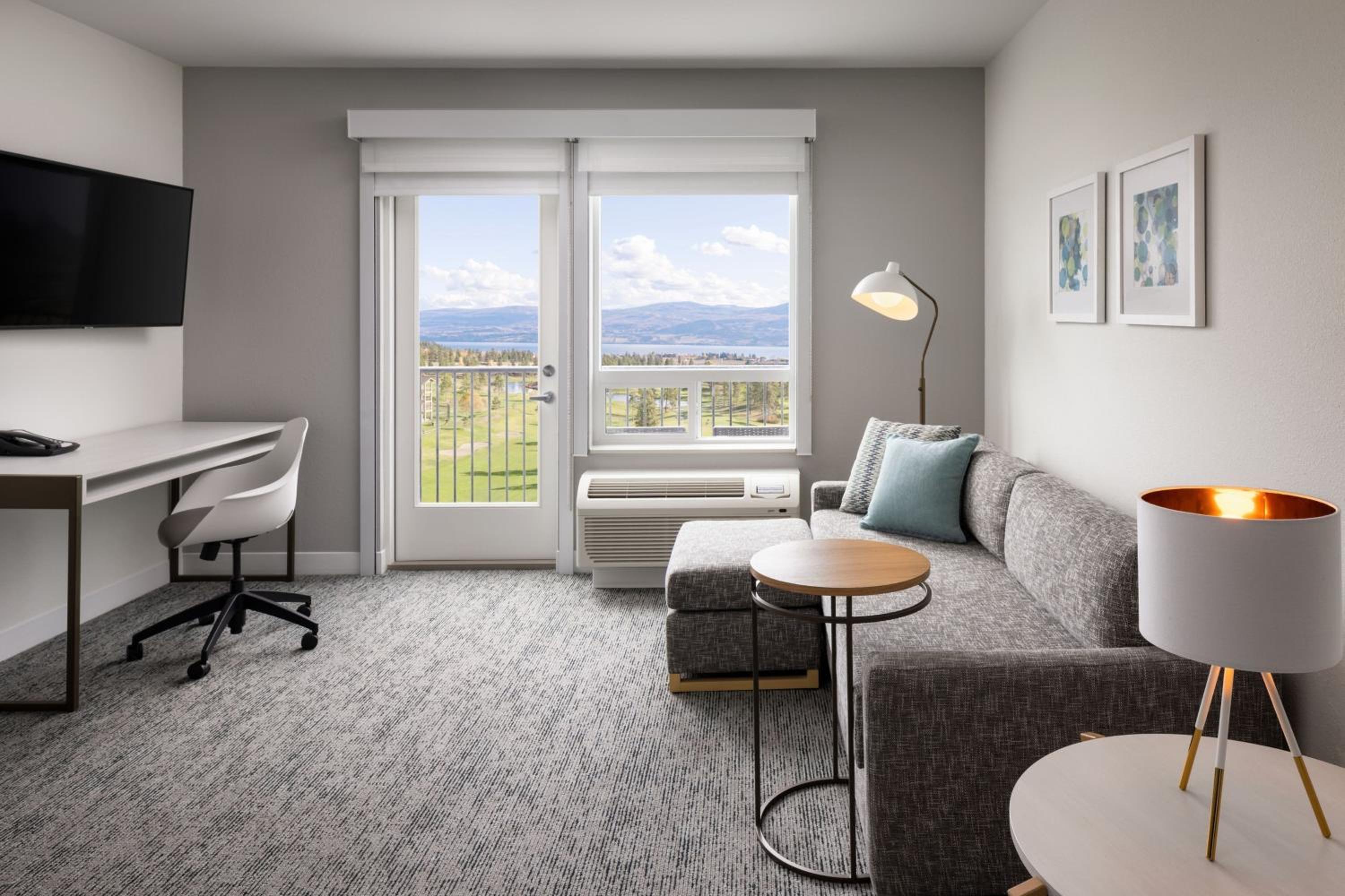 1 Bedroom Suite, 1 Queen, Sofa bed, Lake view, Balcony - Photo 2