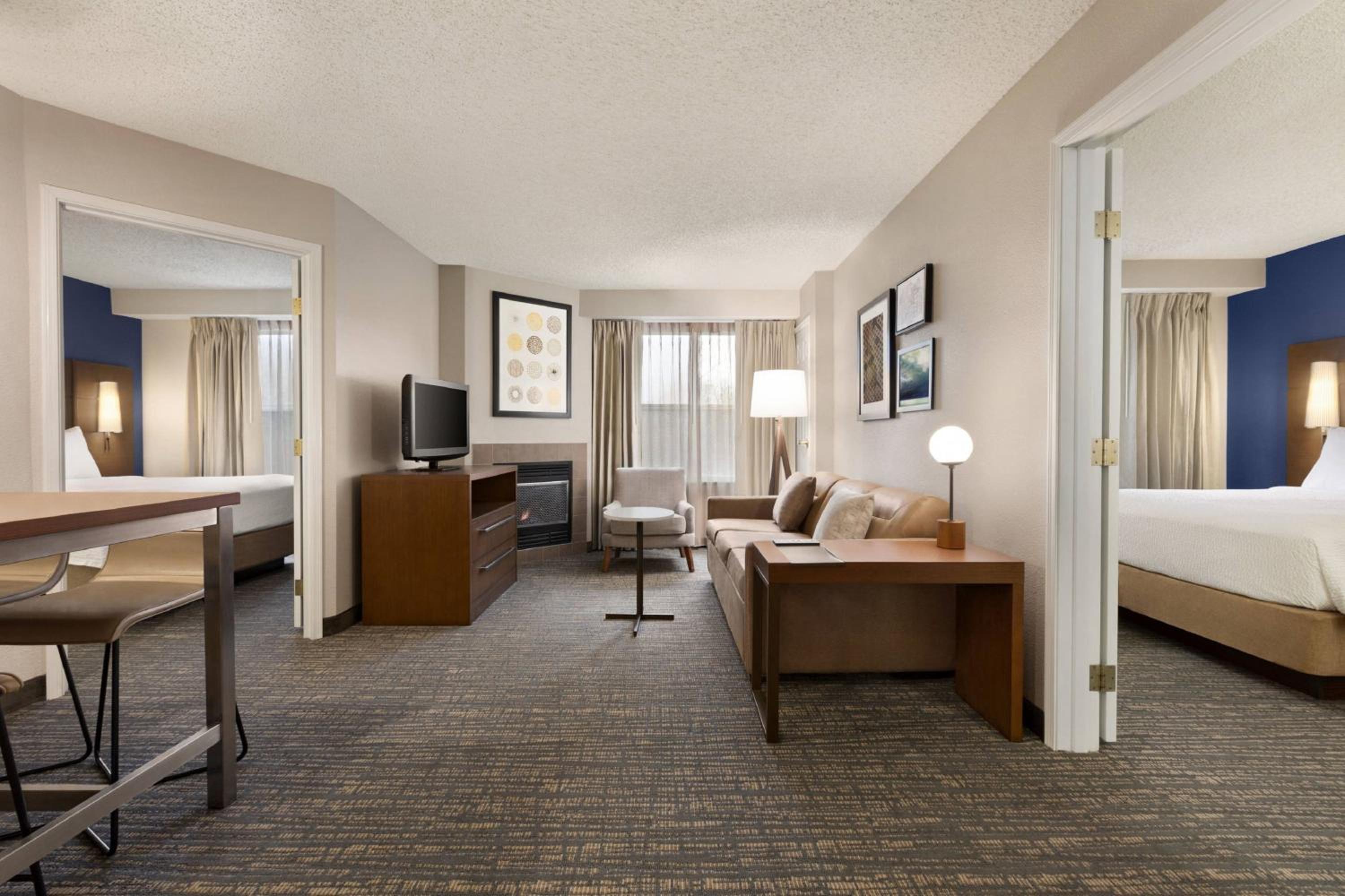 Two-Bedroom Suite with 3 Queen beds, 1 Sofa Bed, Full Kitchen, Living Space - Photo 1