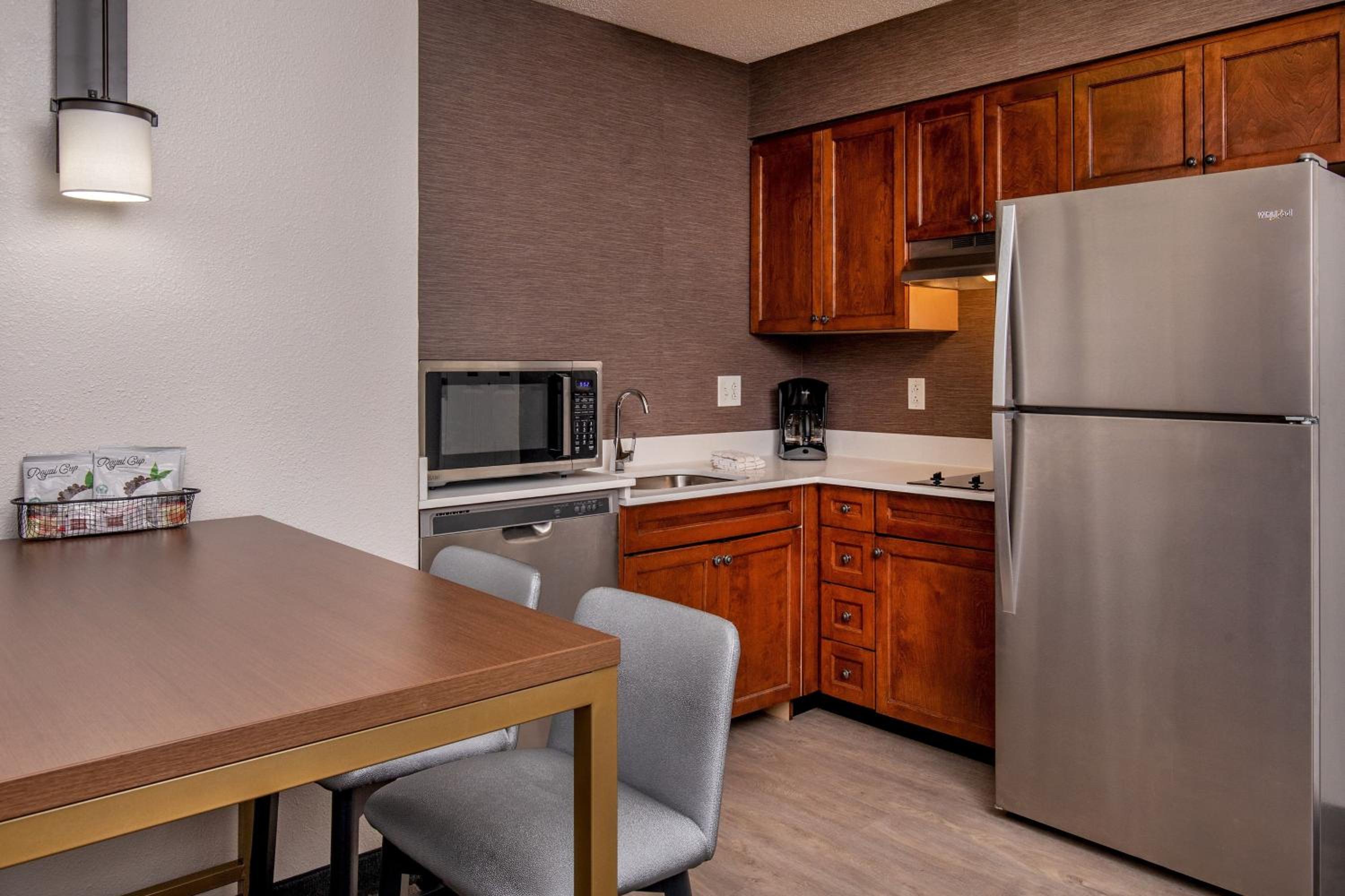 One-Bedroom Queen Suite, Sofa Bed, Full Kitchen, Living Space - Photo 5