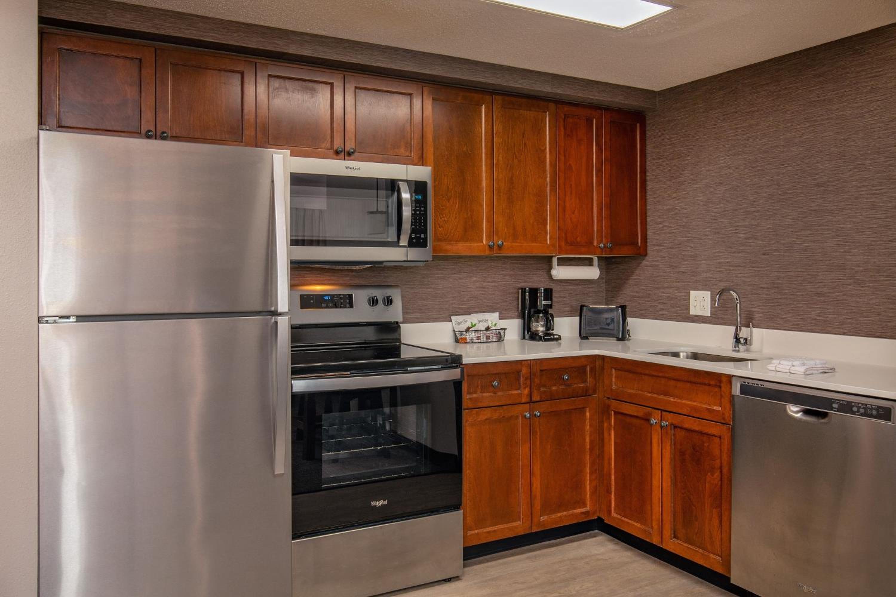 Two-Bedroom Suite with 3 Queen beds, 1 Sofa Bed, Full Kitchen, Living Space - Photo 8