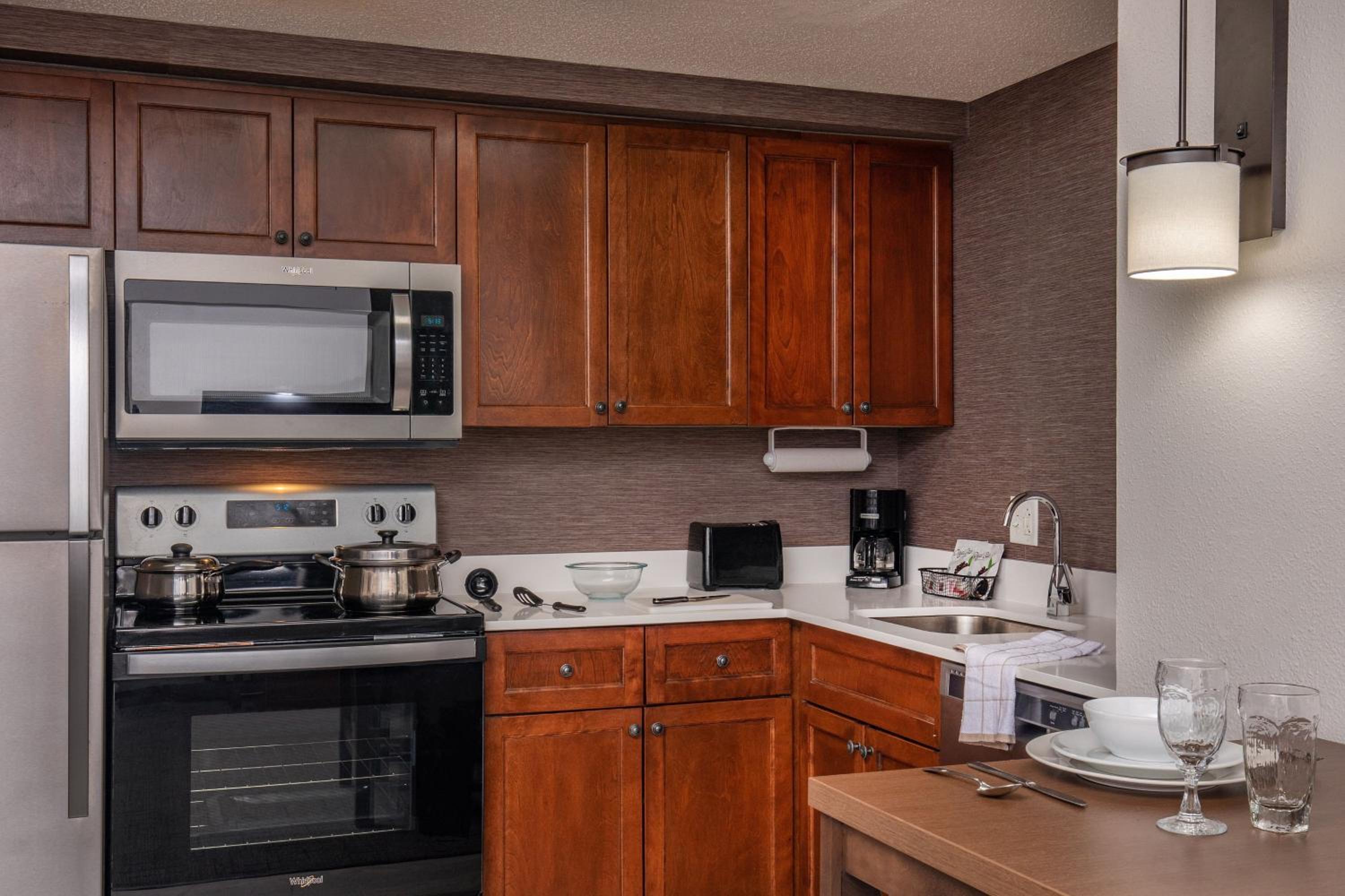 Two-Bedroom Suite with 3 Queen beds, 1 Sofa Bed, Full Kitchen, Living Space - Photo 7