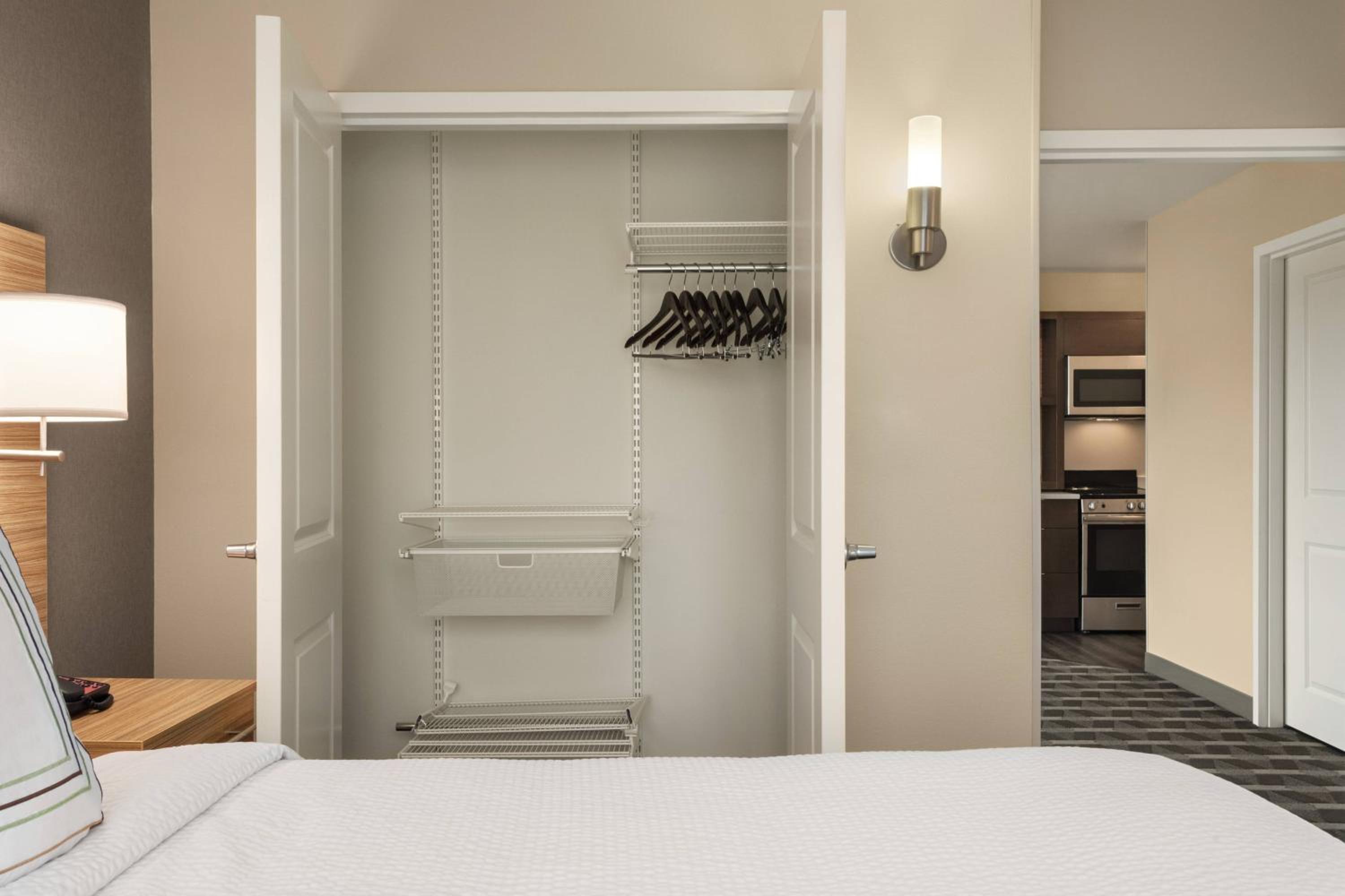 1 Bedroom Suite, 1 Queen, Sofa bed - Photo 3
