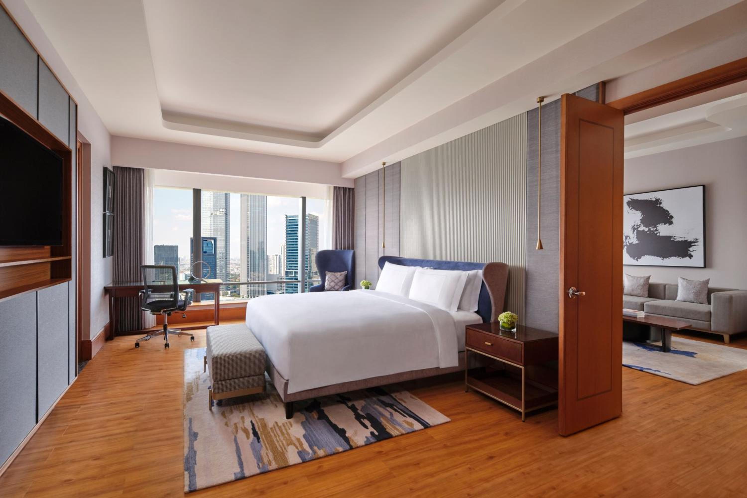 Mayfair Suite (Club Lounge Access), 1 King Bed, High Floor, City View, photo 6