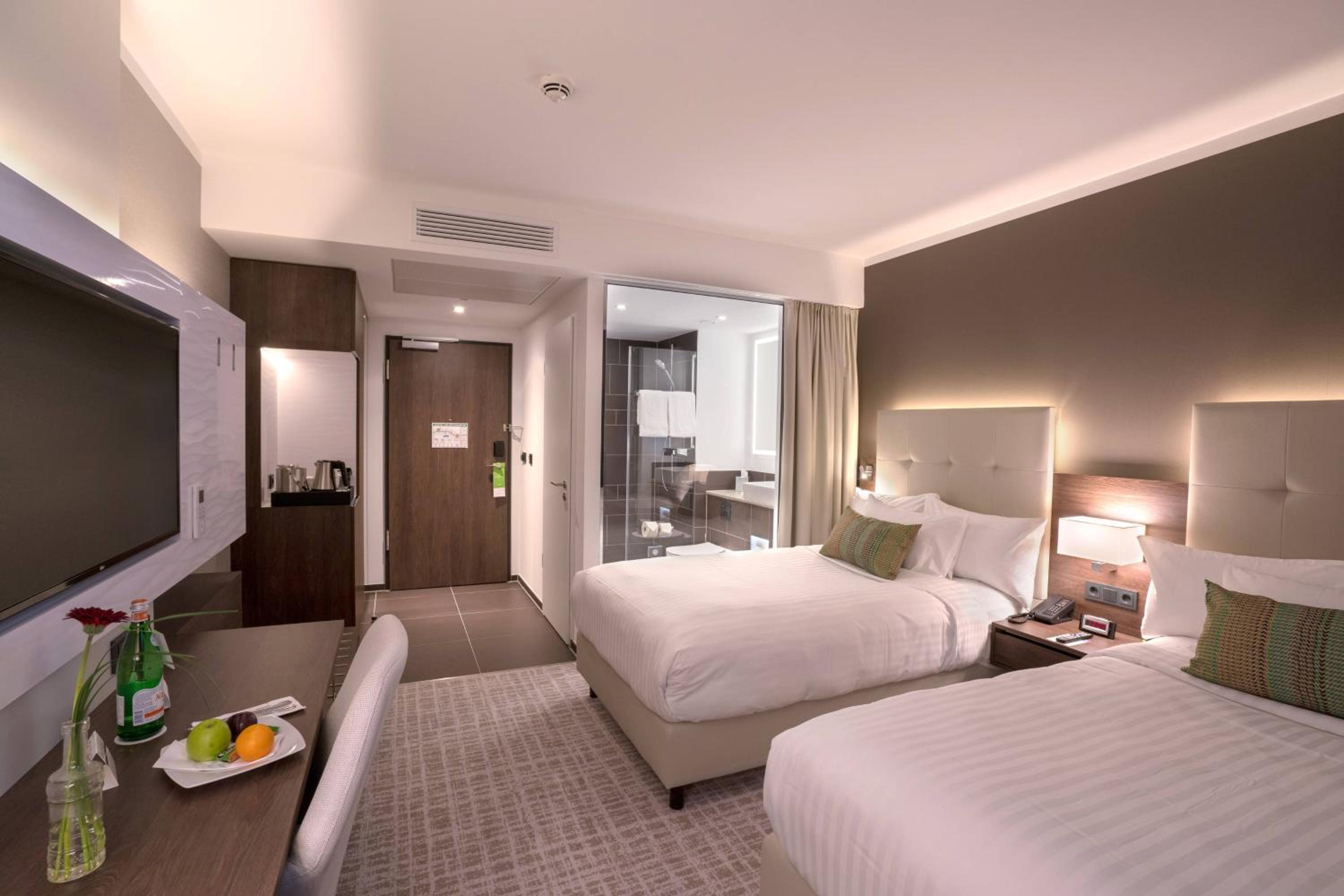 Standard Twin Room with Lake View thumbnail 5