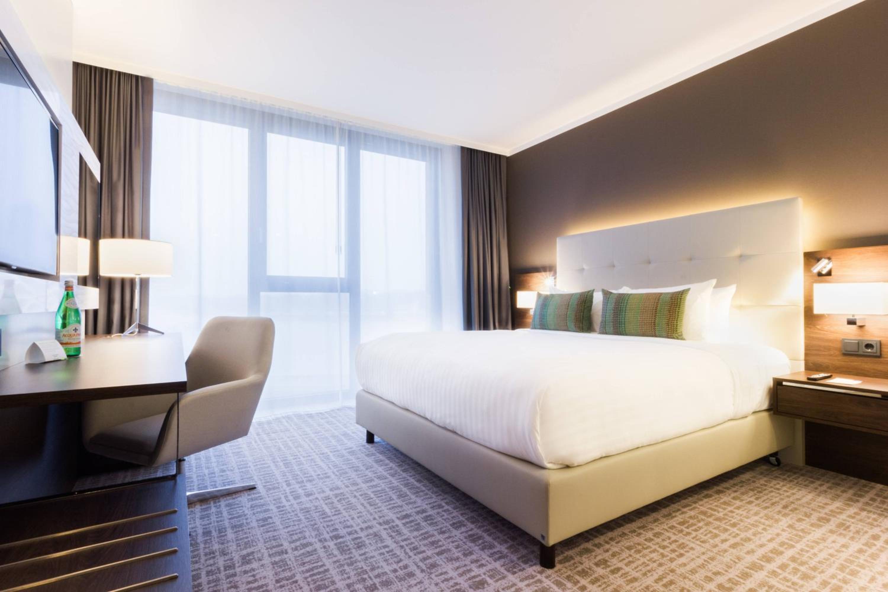 Standard Double Room with King Size Bed with Park View thumbnail 5