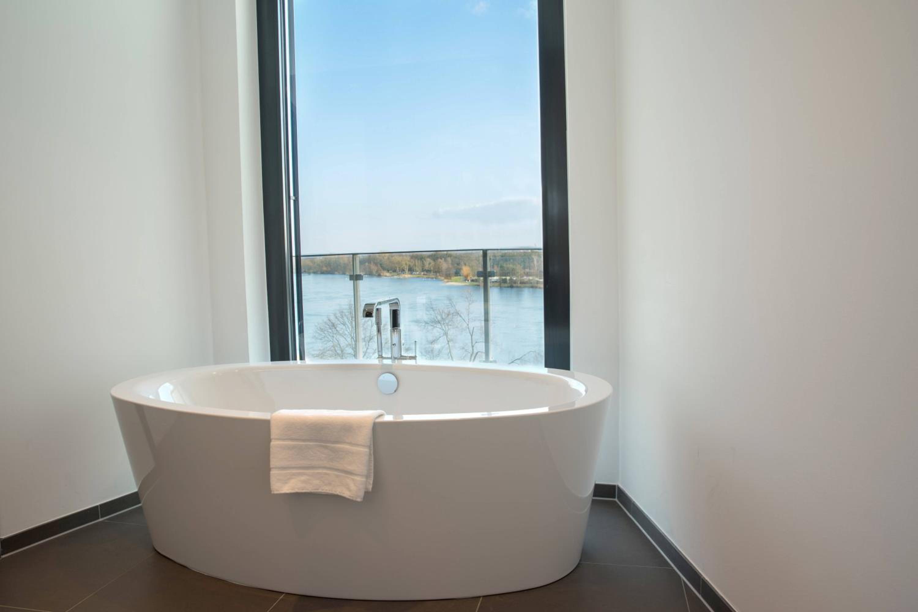 King Suite with Balcony thumbnail 5
