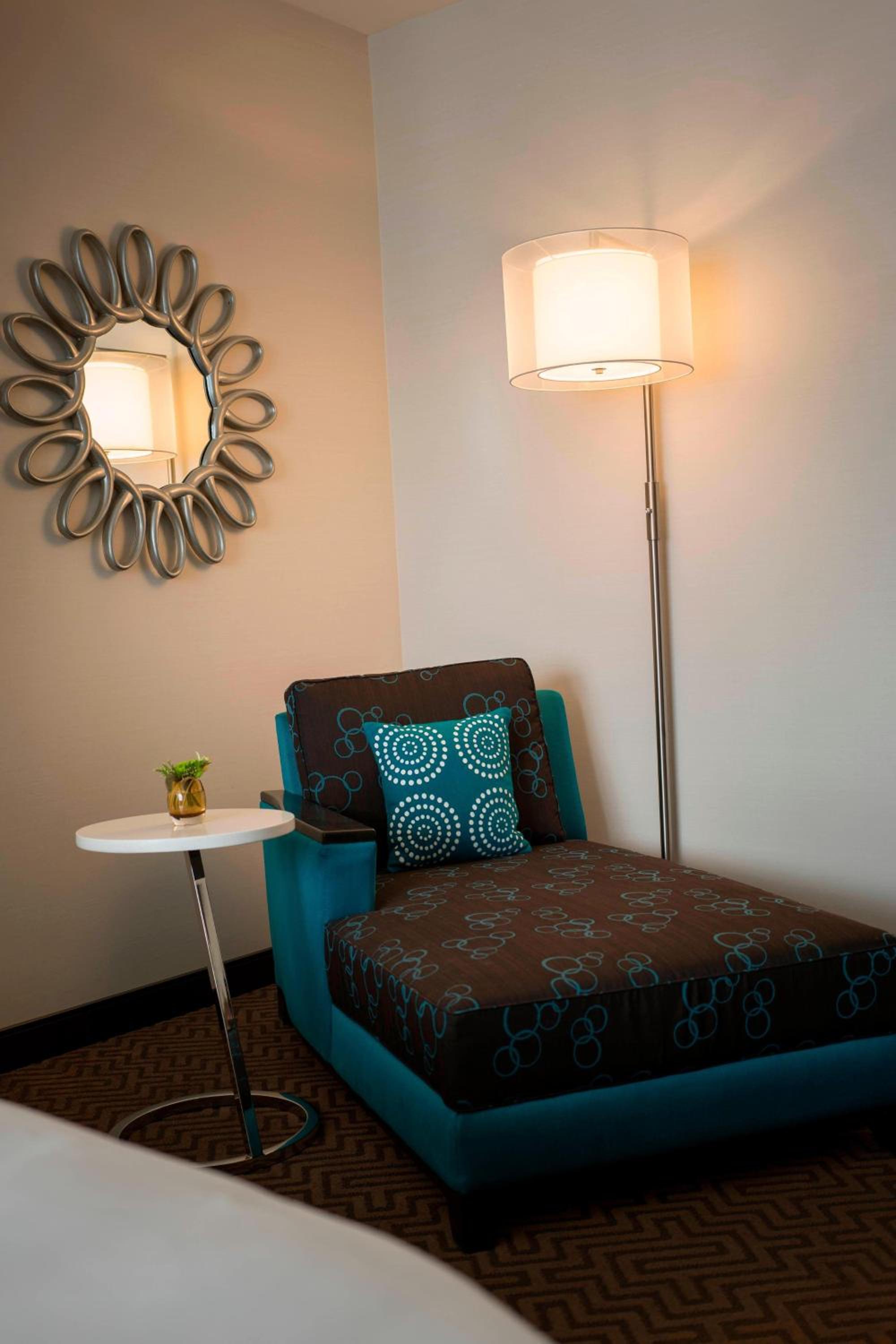 Queen Room with Two Queen Beds and Adapted Tub - Mobility Accessible photo 3