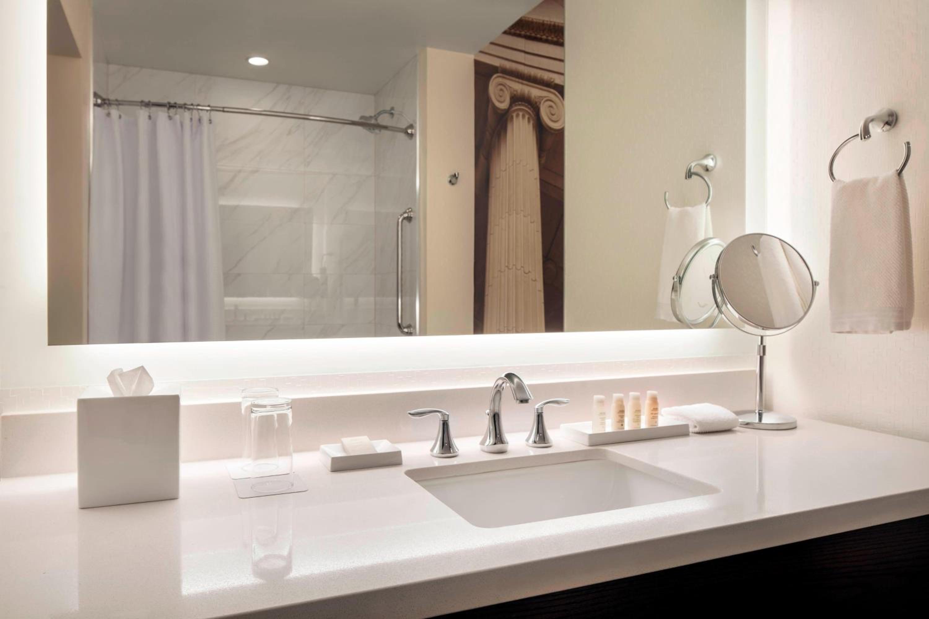 King Room with Roll-in Shower - Mobility Accessible photo 2