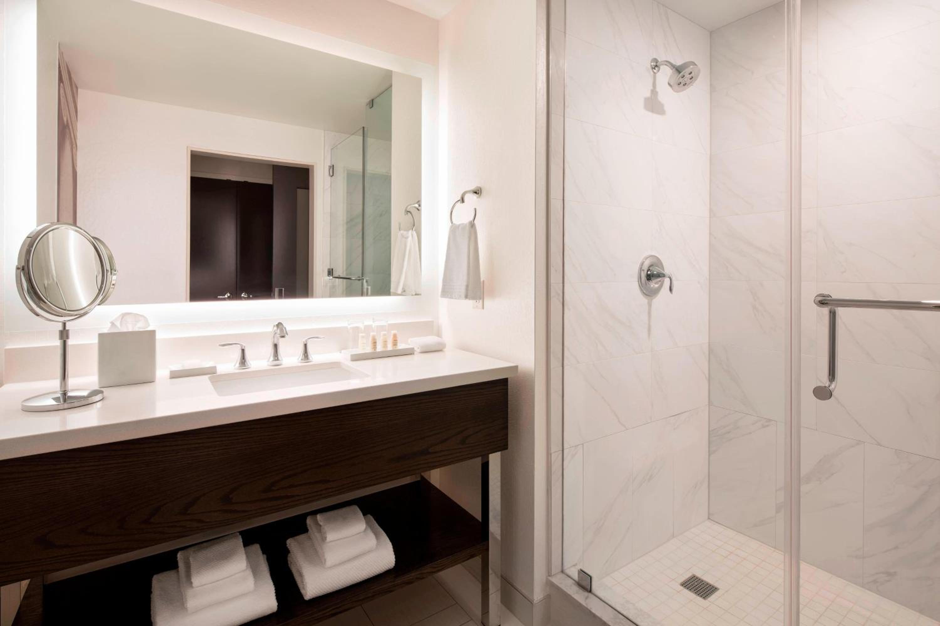 King Room - Hearing Accessible photo 2