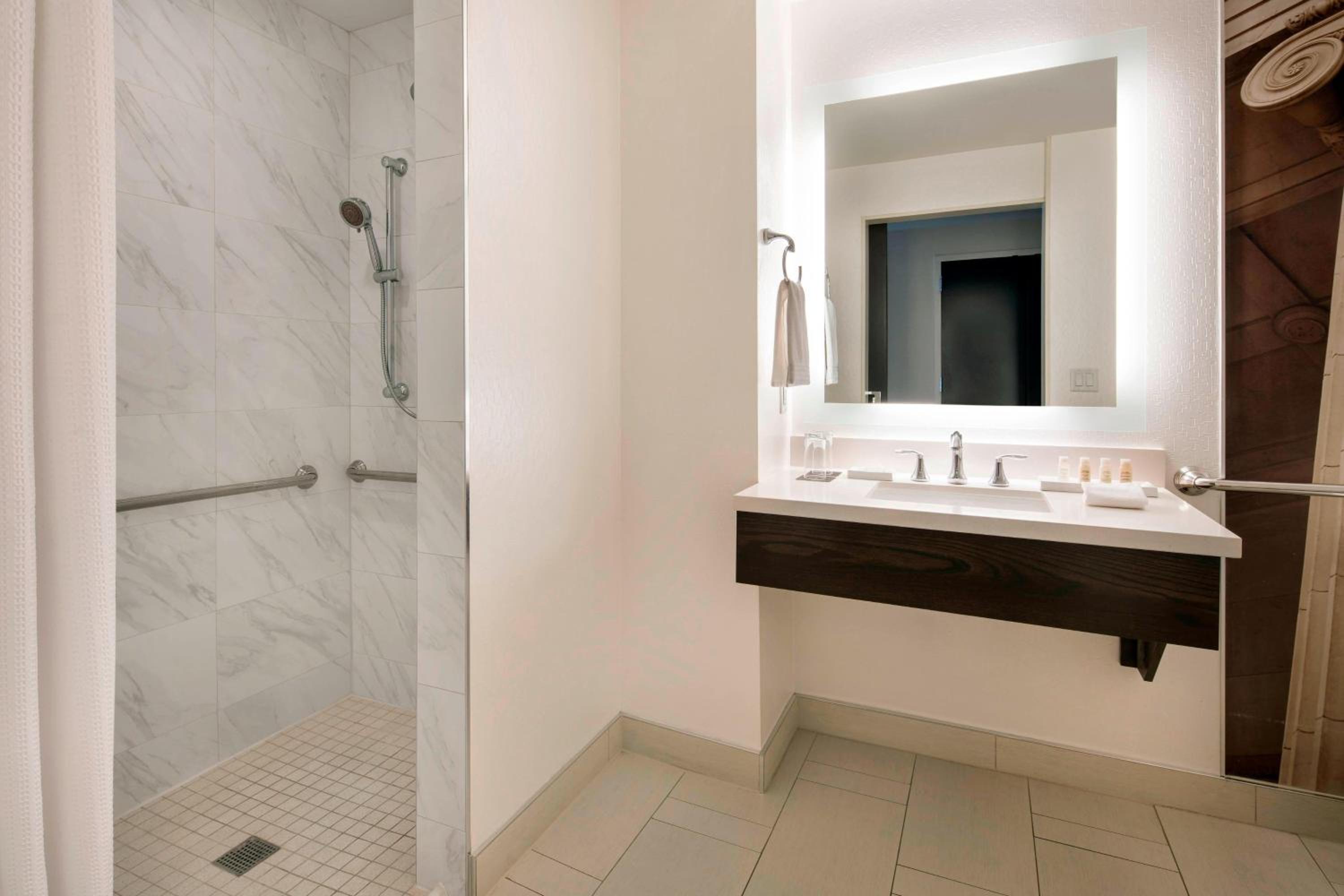 King Room - Hearing Accessible photo 3