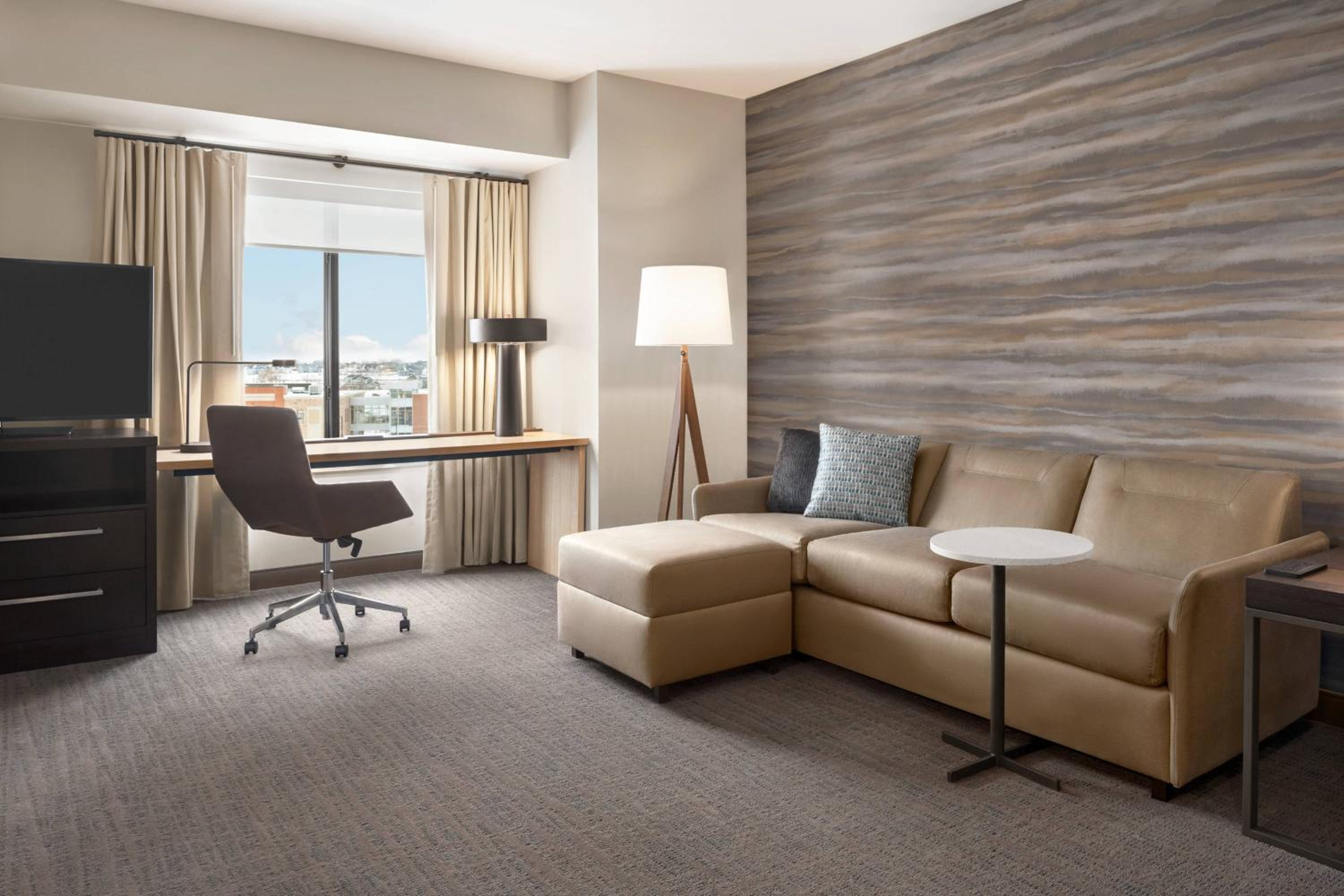 1 Bedroom Suite, 1 King, Sofa bed - Photo 1