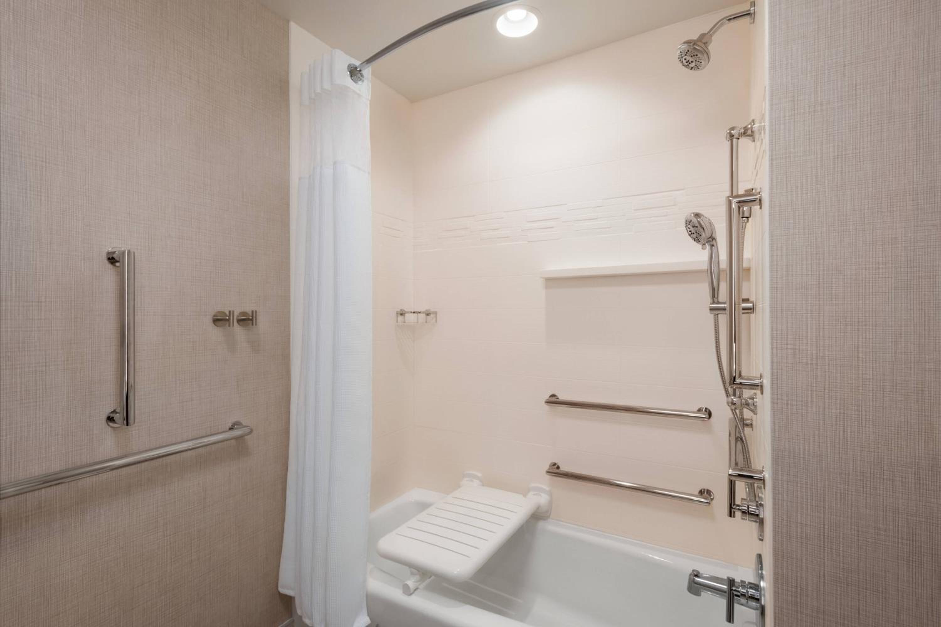 1 Bedroom Suite, 2 Queen, Sofa bed - Photo 4