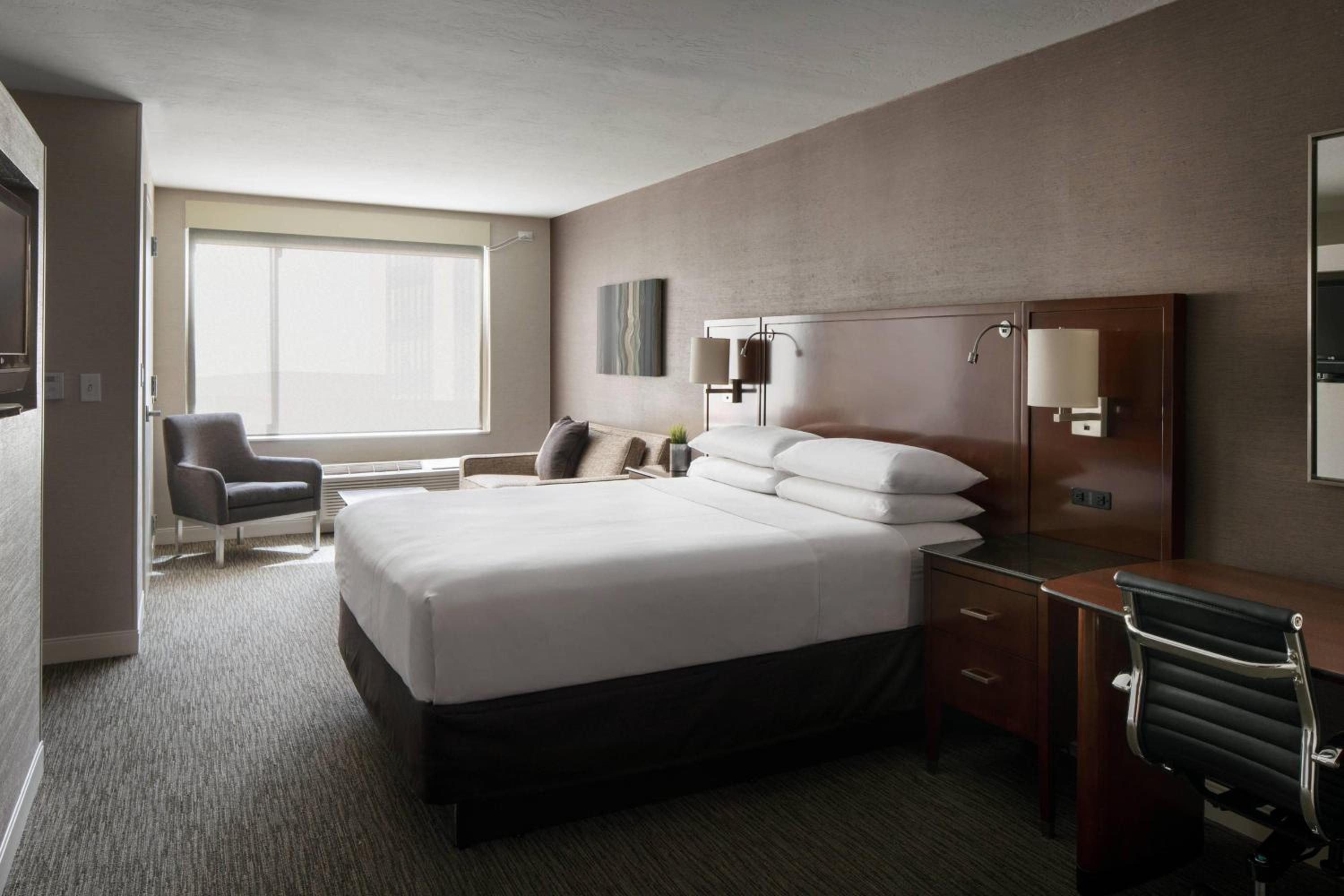 Deluxe King Room with Sofa Bed photo 2