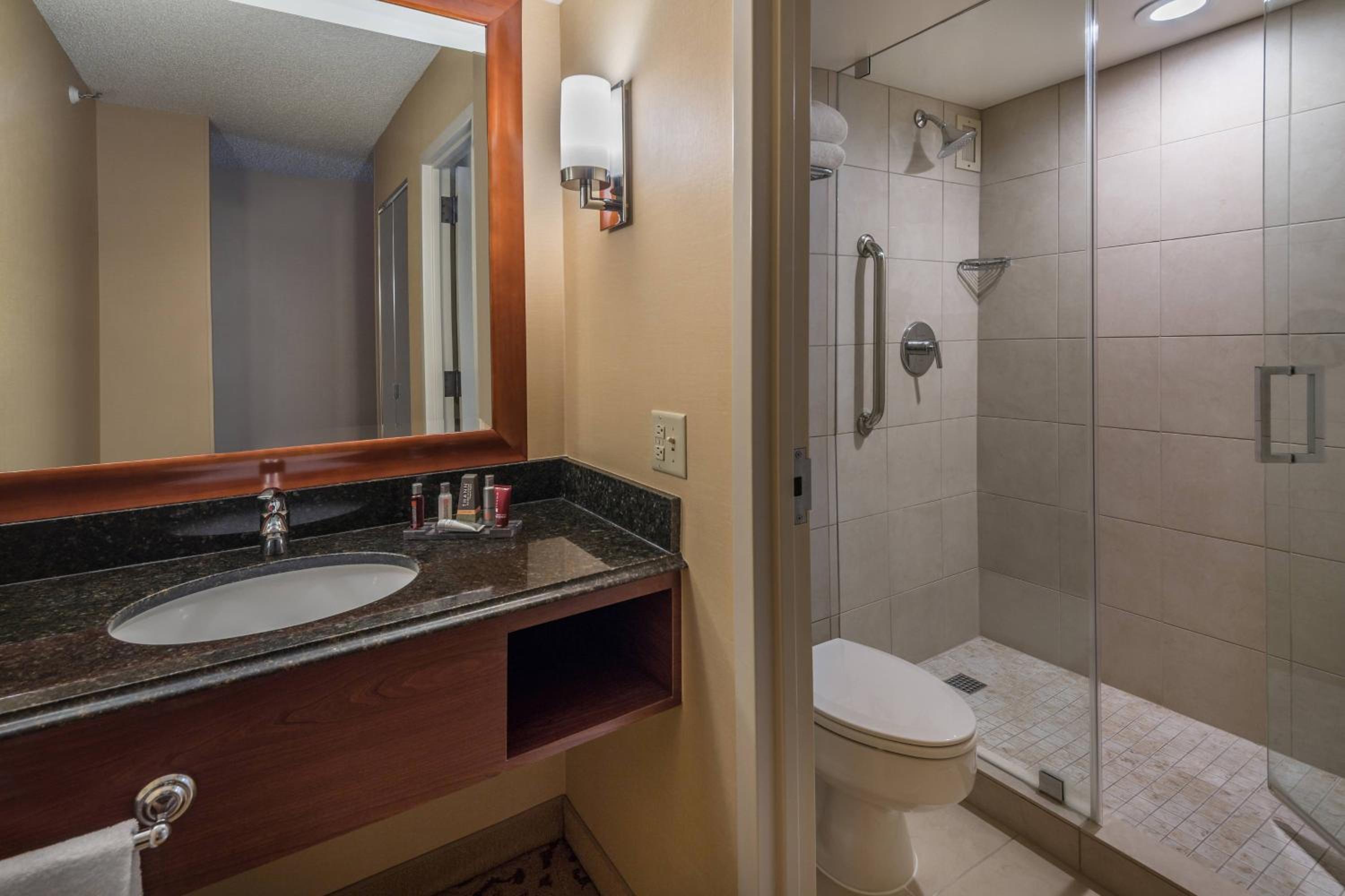 Queen Room with Two Queen Beds - Concierge Level photo 2