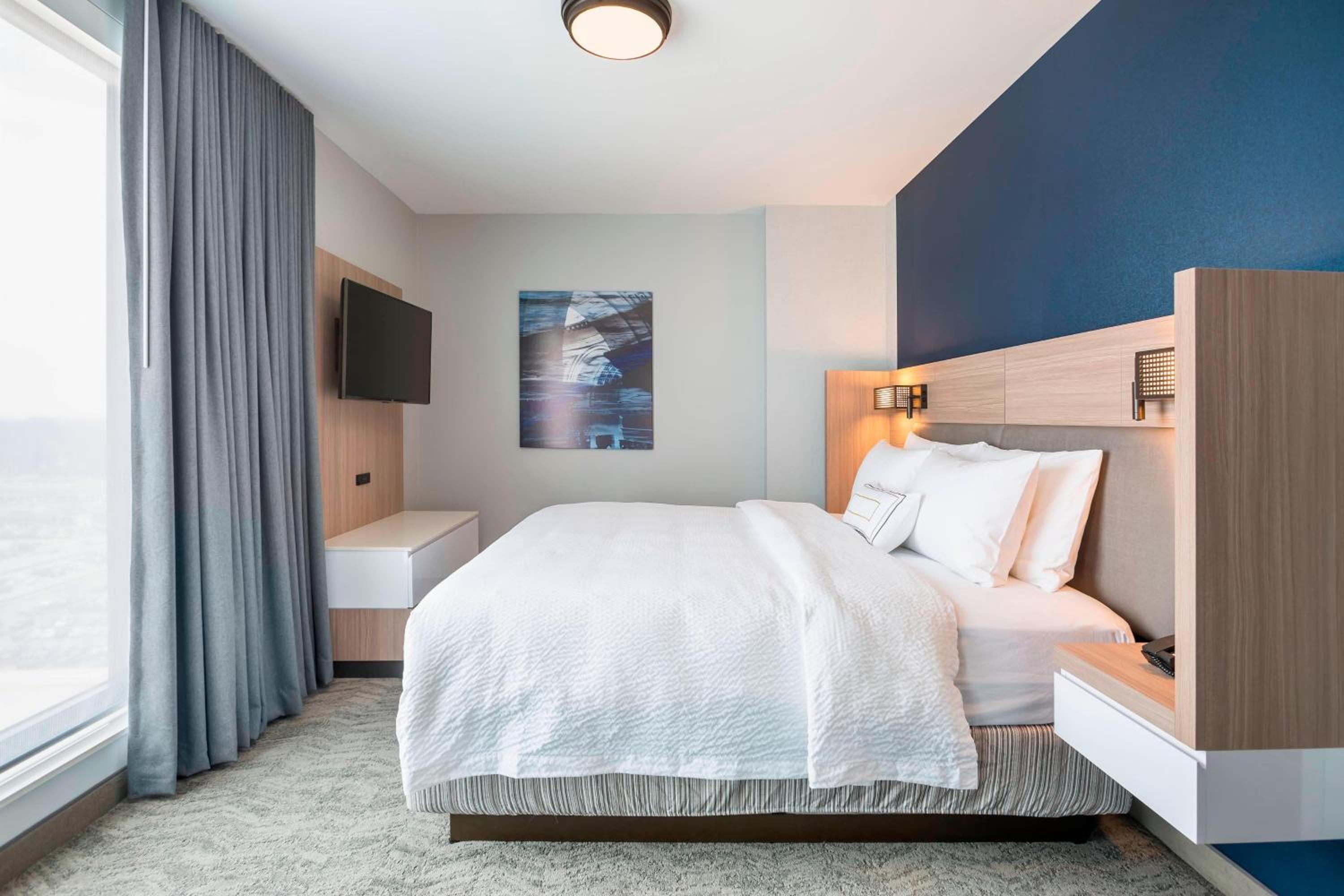 1 Bedroom Larger Suite, 1 King, Sofa bed - Photo 1