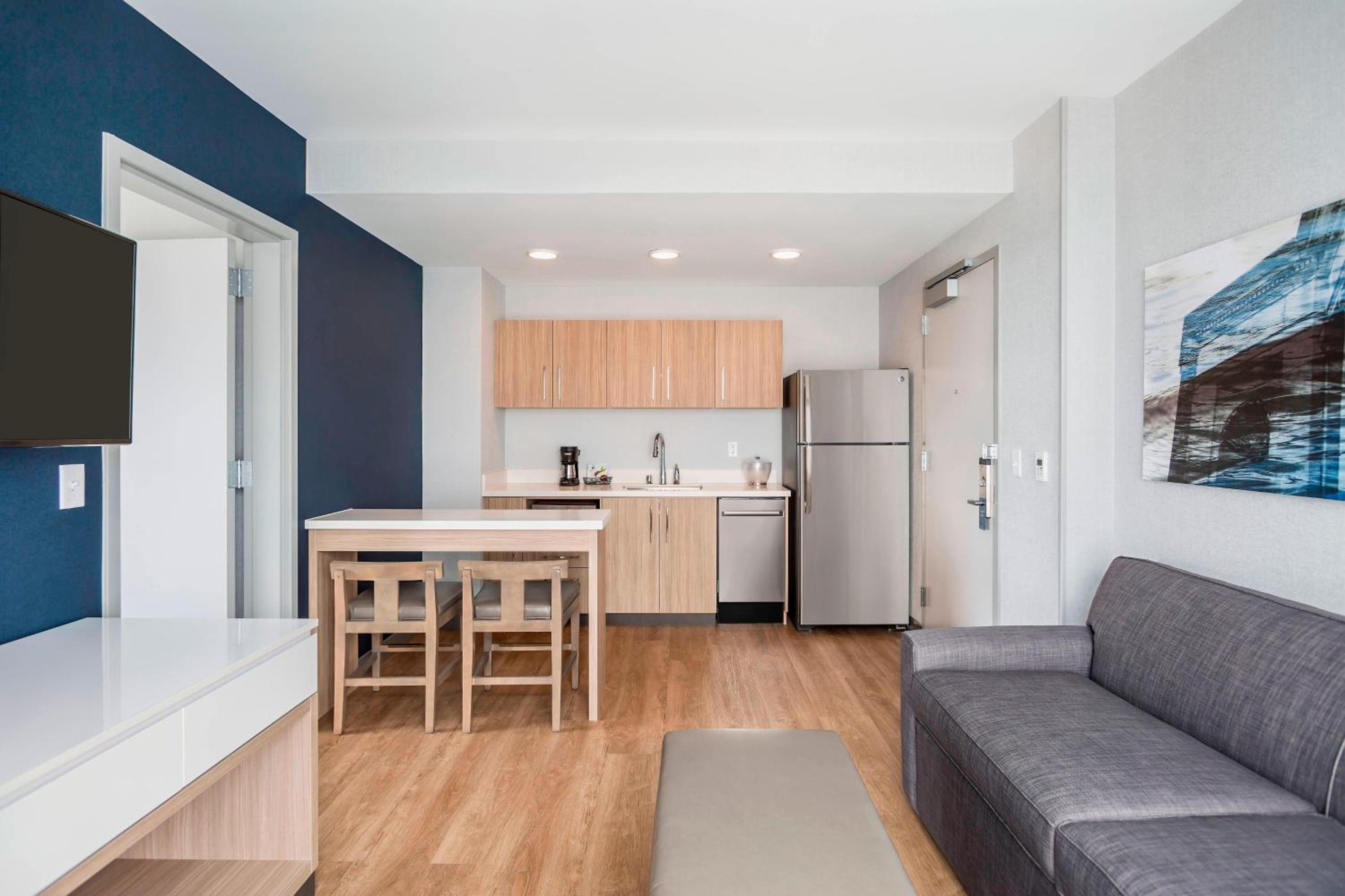 1 Bedroom Suite, 1 King, Sofa bed - Photo 1